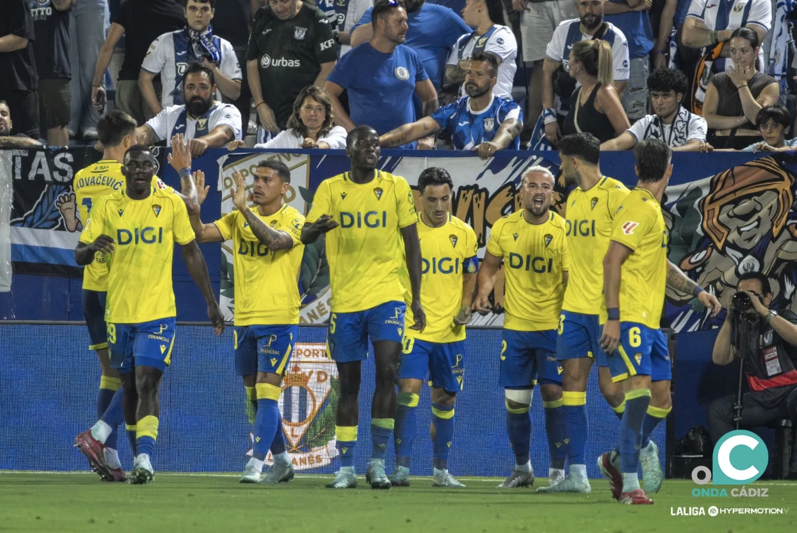 Los jugadores cadistas celebran el tanto del empate (Foto: La Liga) Los jugadores cadistas celebran el tanto del empate (Foto: La Liga)