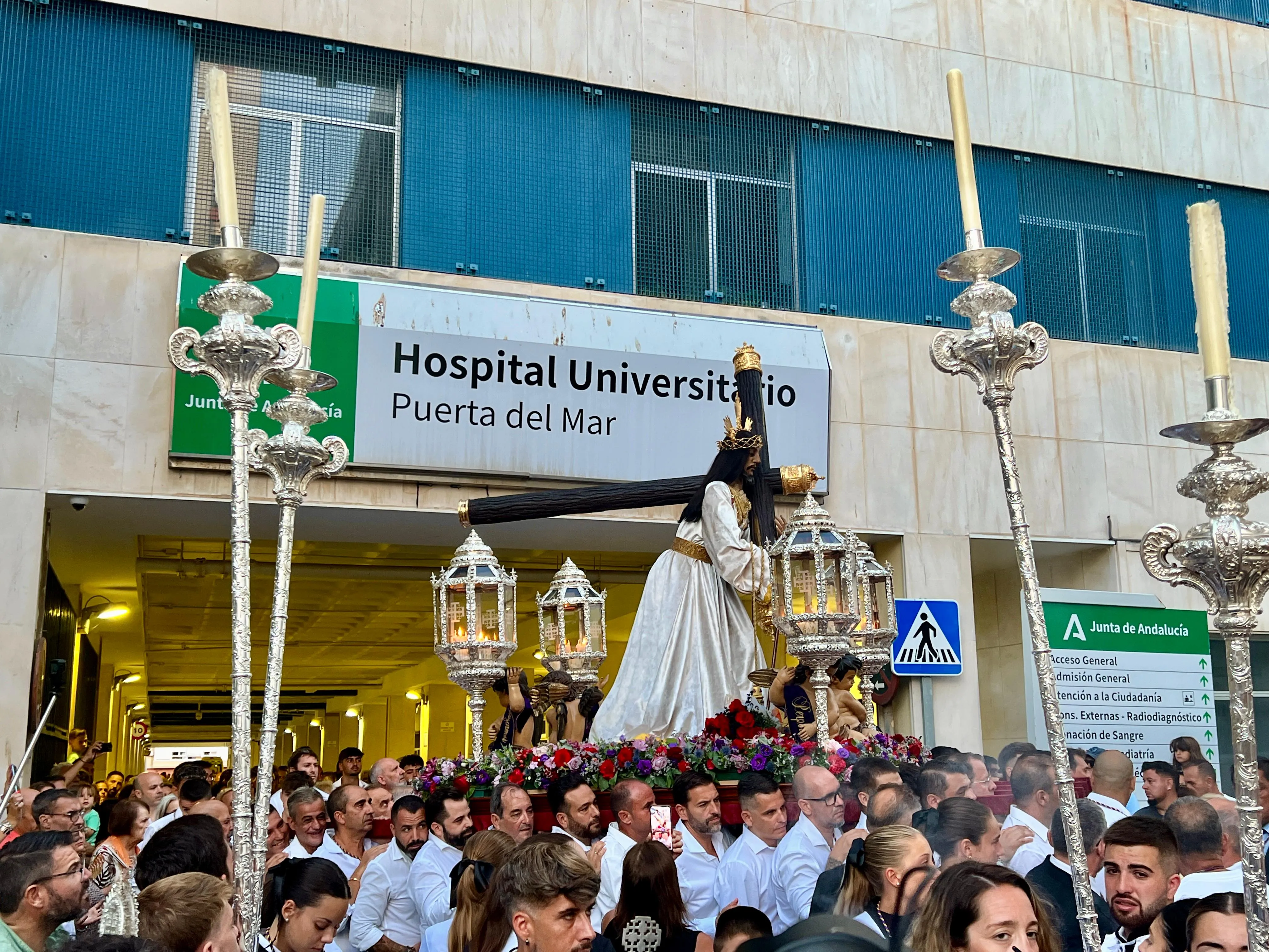 El Nazareno saliendo del hospital Puerta del Mar El Nazareno saliendo del hospital Puerta del Mar