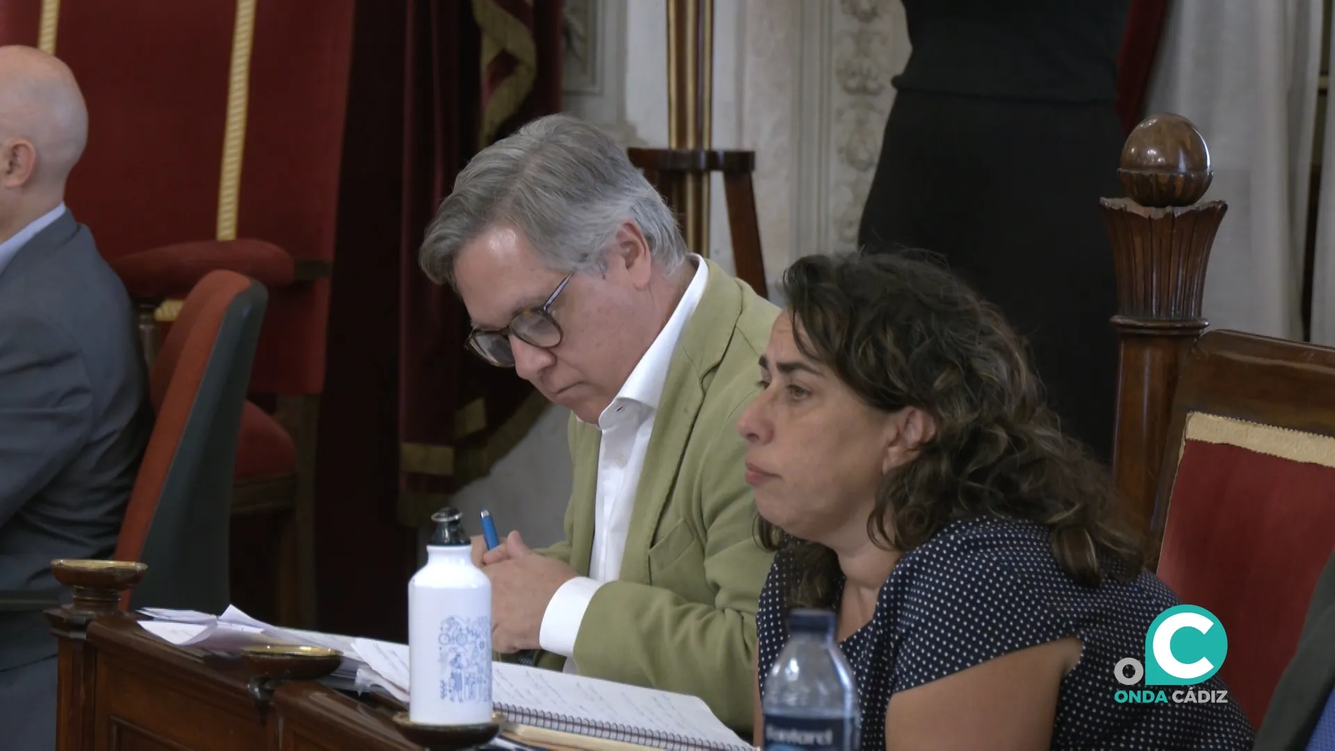 Bancada socialista en el salón de plenos del Ayuntamiento de Cádiz. Bancada socialista en el salón de plenos del Ayuntamiento de Cádiz.