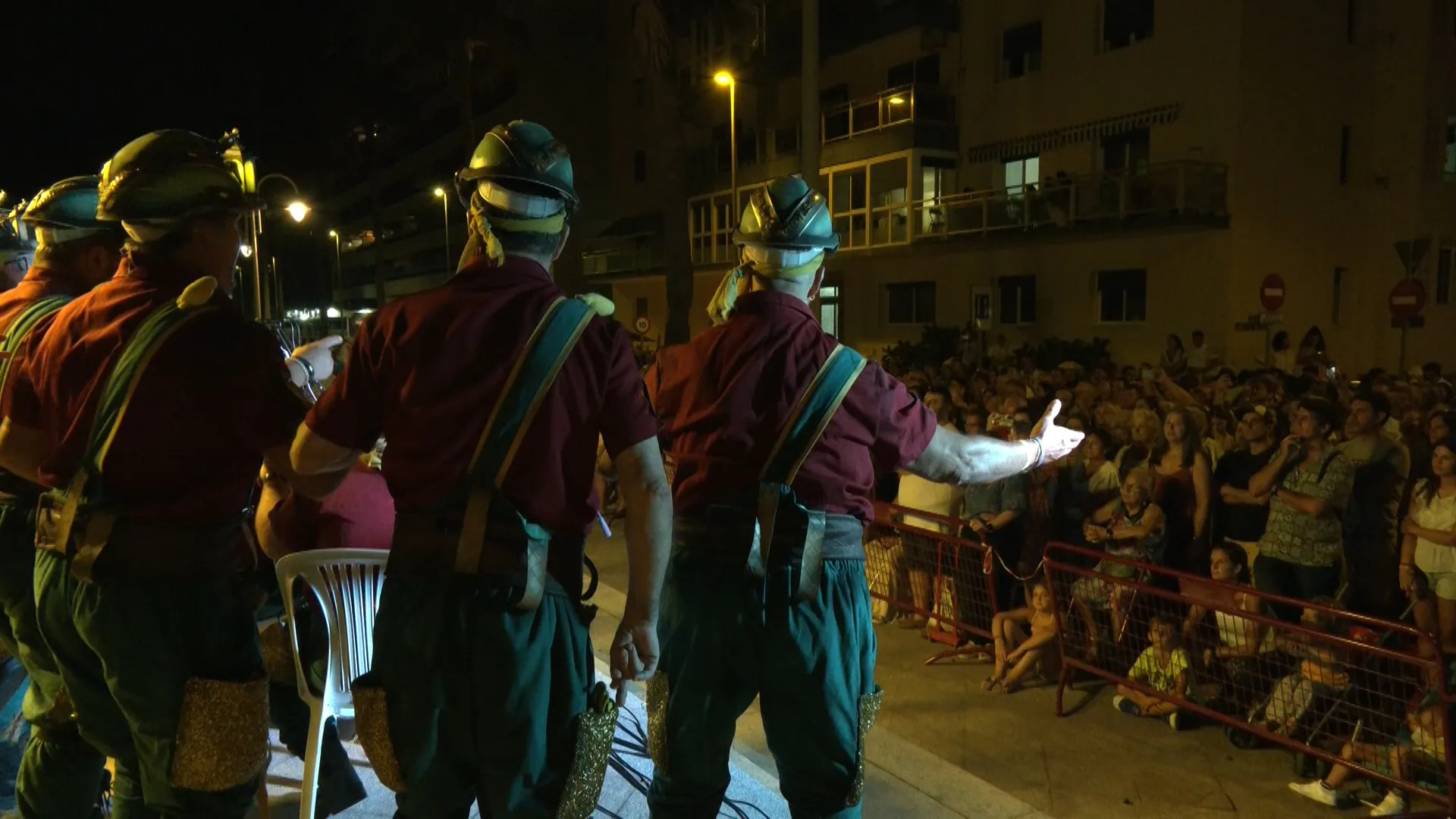 El coro 'Las entrañas de Cádiz' durante su actuación en el Paseo El coro 'Las entrañas de Cádiz' durante su actuación en el Paseo