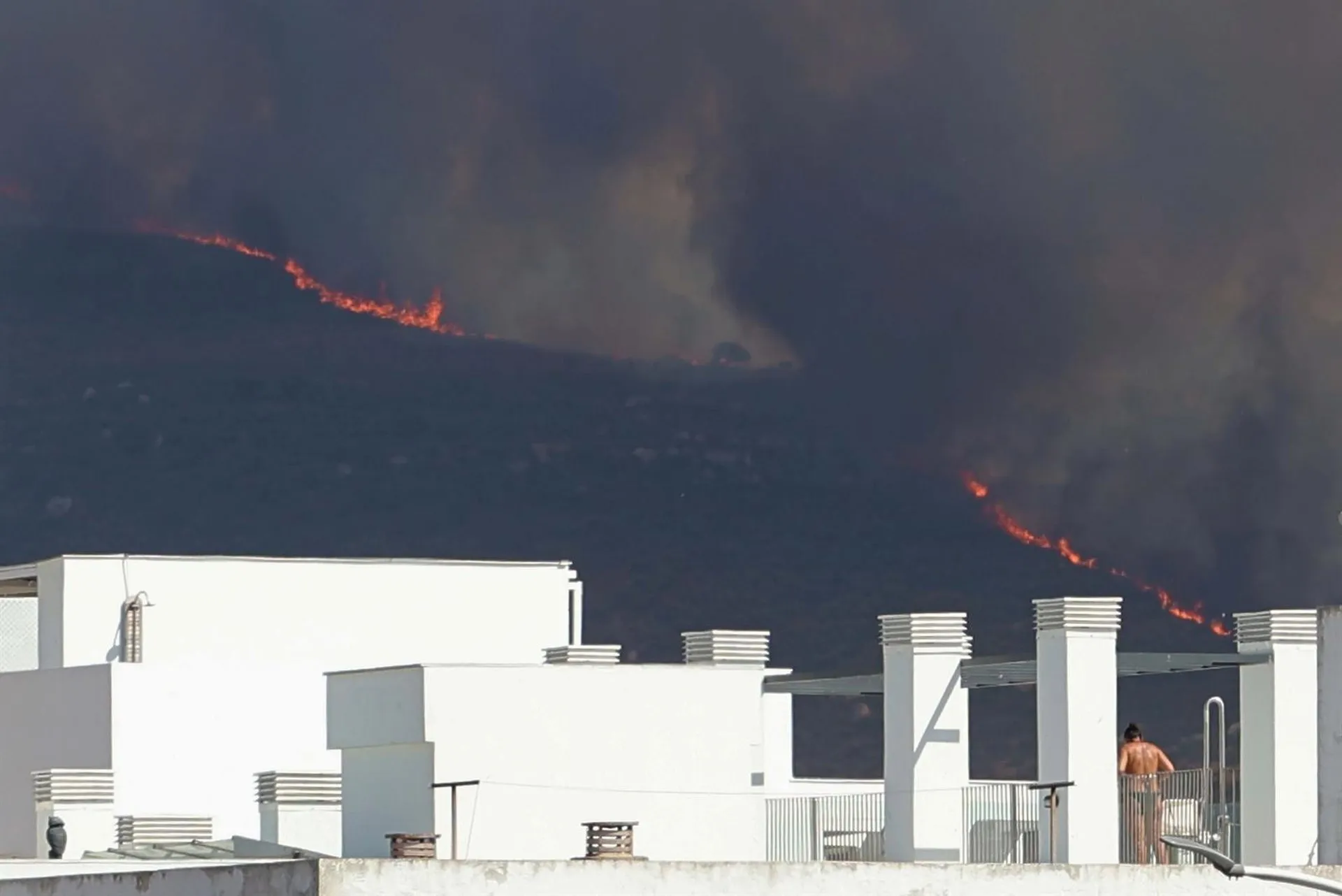 Medios terrestres y aéreos operan en el incendio declarado en el paraje Sierra de la Plata
