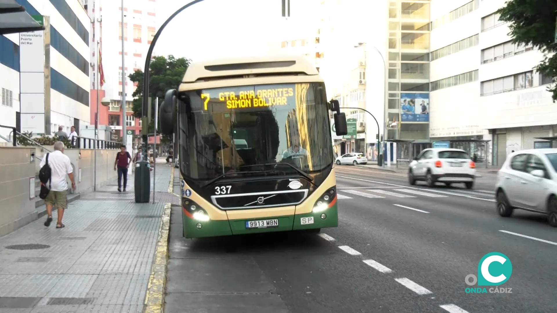 Un autobús urbano circulando por las calles de Cádiz. Un autobús urbano circulando por las calles de Cádiz.