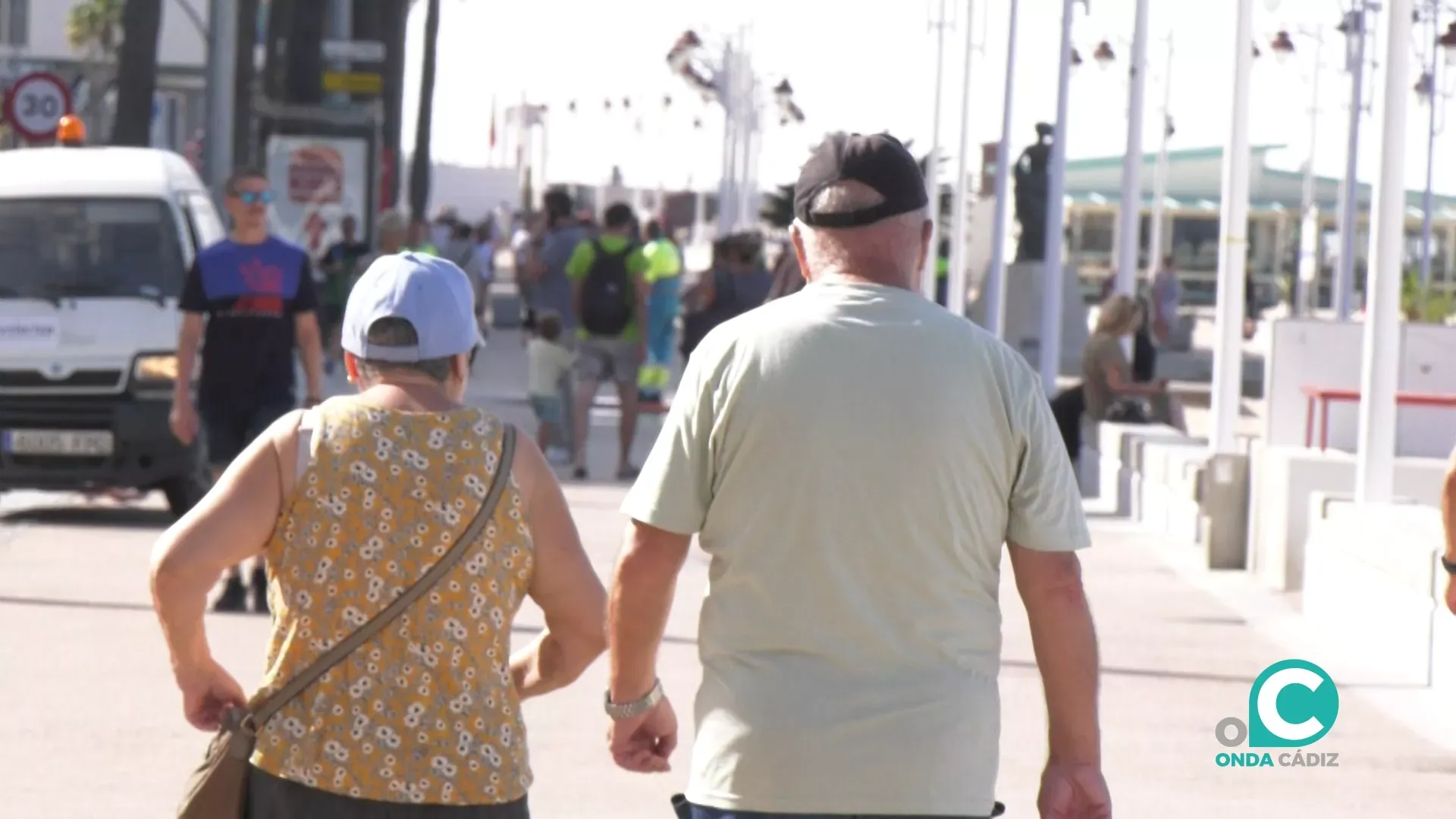 Viandantes paseando por el paseo marítimo de Cádiz. Viandantes paseando por el paseo marítimo de Cádiz.