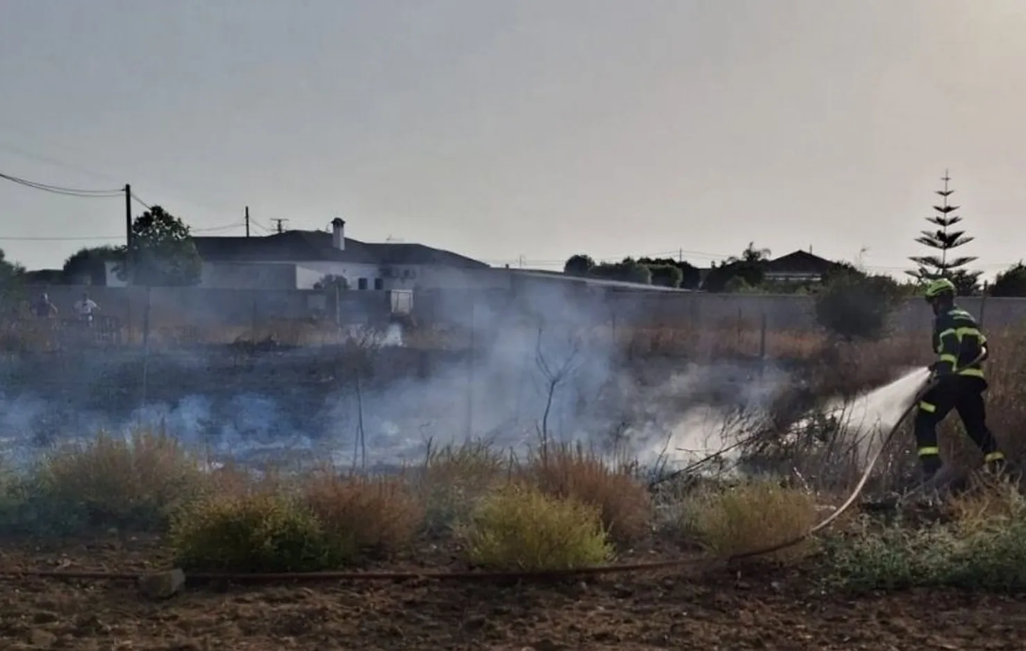Un bombero actuando en el lugar del suceso