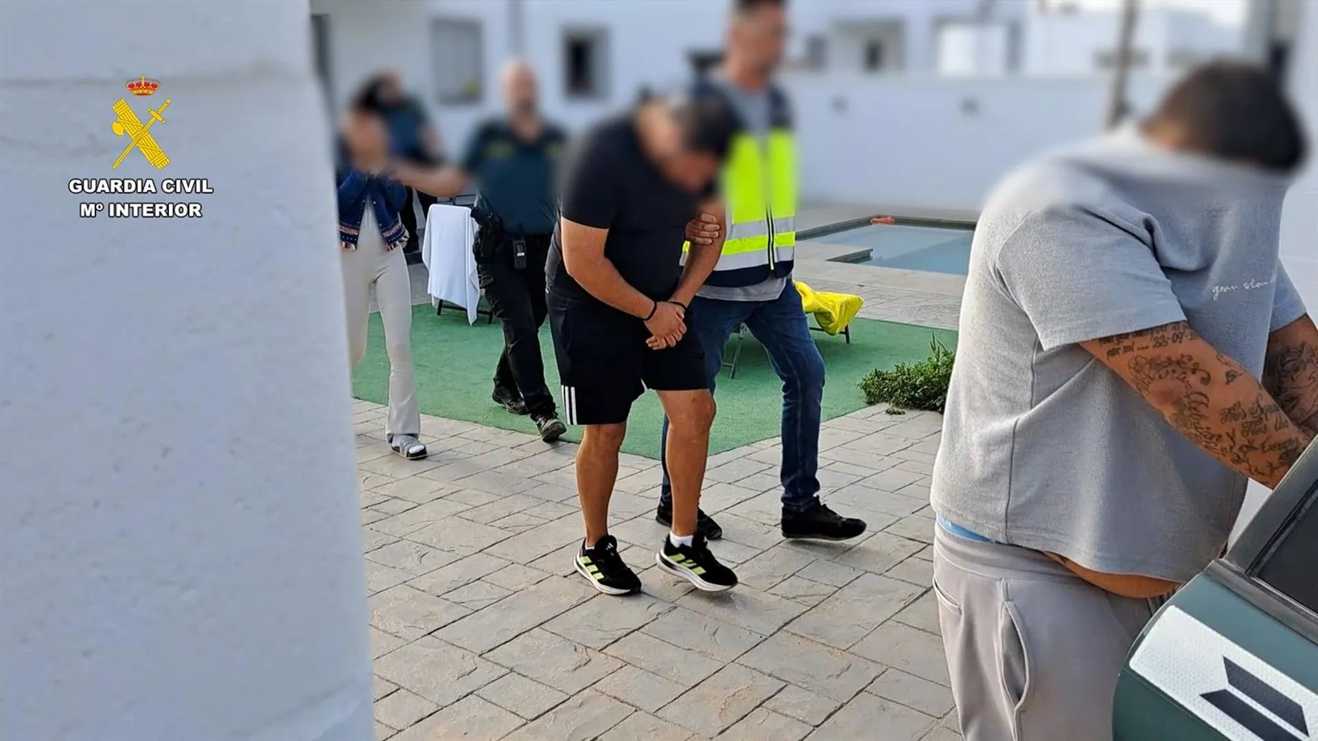 Los arrestados conducidos por miembros de la Guardia Civil Los arrestados conducidos por miembros de la Guardia Civil