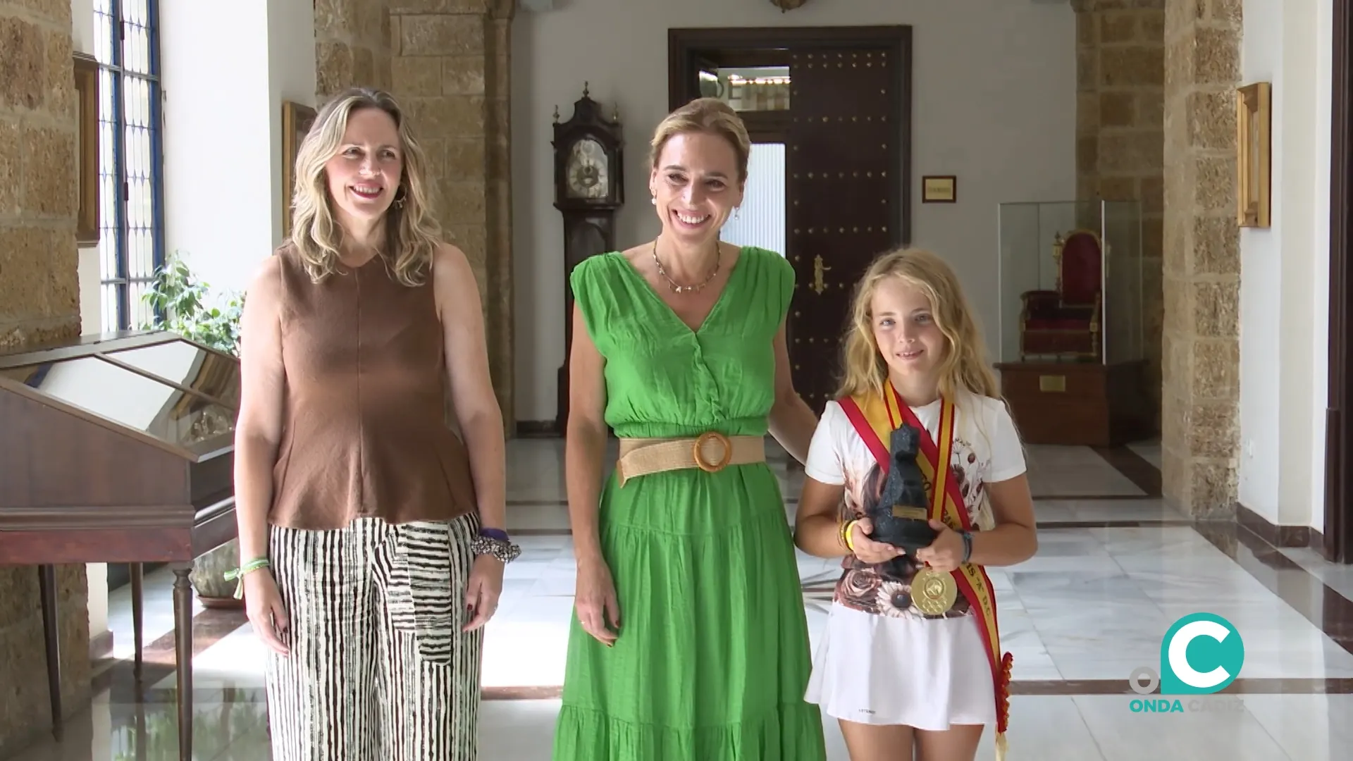 Almudena Martínez recibe a la joven Rebeca Bello, campeona de España de Doma Clásica en la categoría de Poni A. Almudena Martínez recibe a la joven Rebeca Bello, campeona de España de Doma Clásica en la categoría de Poni A.