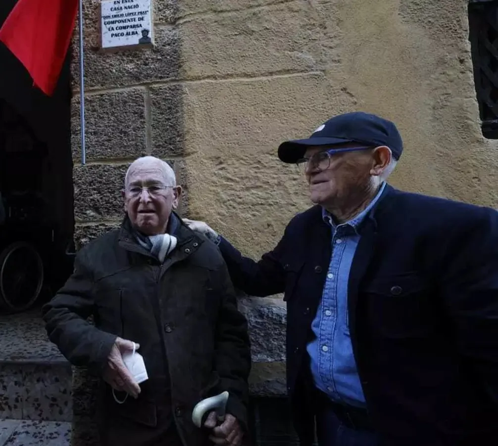 Emilio López Prats, durante el descubrimiento de una placa en su calle natal --