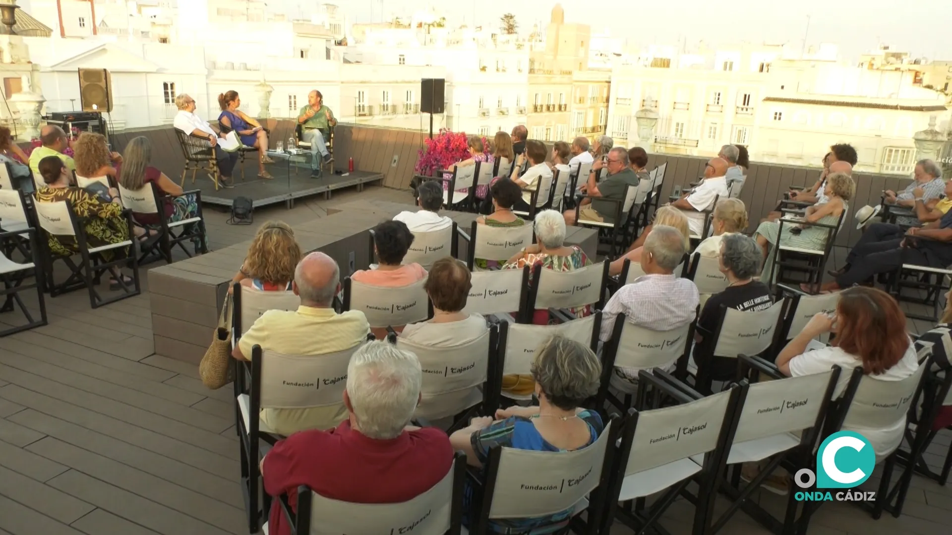 Inauguración del ciclo "Diálogos en la Azotea" en la Fundación Cajasol de Cádiz. Inauguración del ciclo "Diálogos en la Azotea" en la Fundación Cajasol de Cádiz.