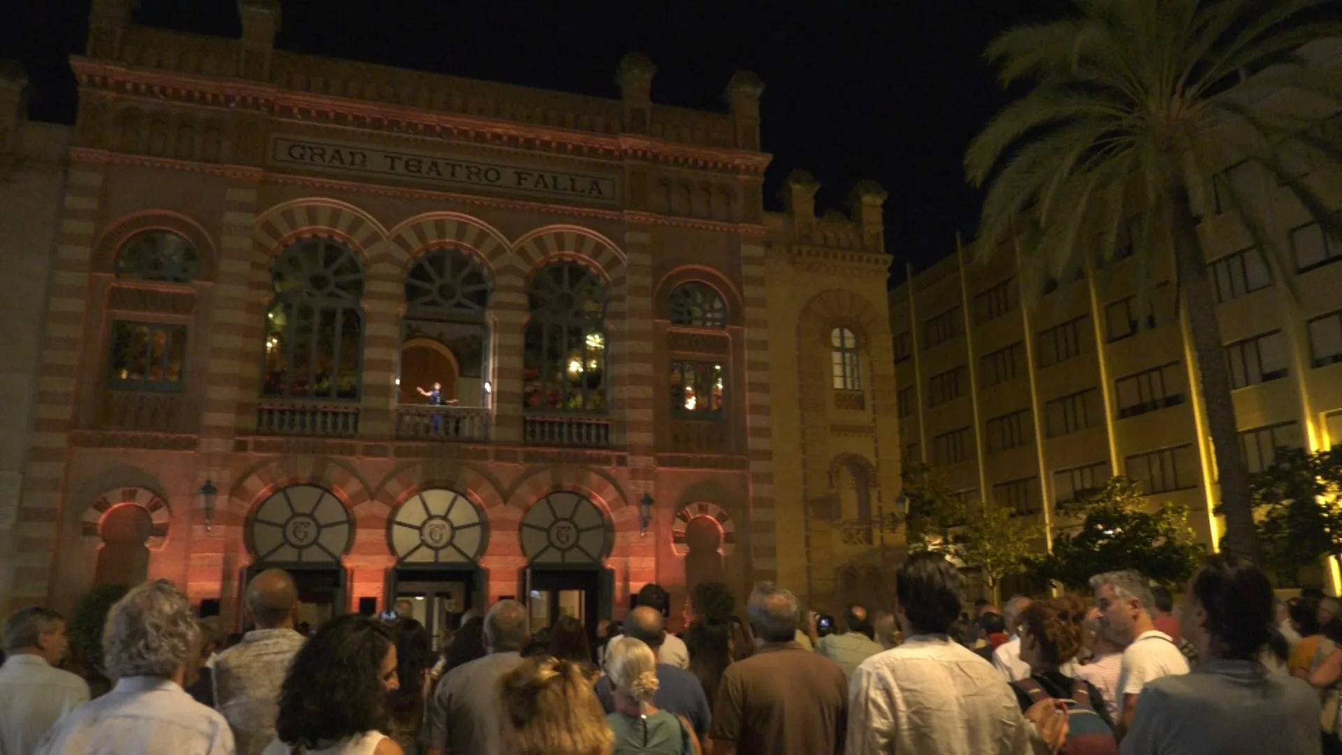 Lleno en la plaza Fragela para disfrutar del Flamenco en los balcones --