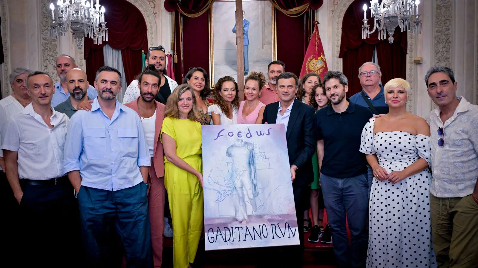 Autoridades y protagonistas con el cartel de la atractiva cita en el acto de presentación Autoridades y protagonistas con el cartel de la atractiva cita en el acto de presentación