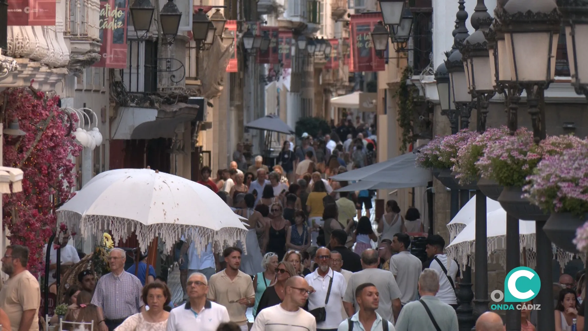 Viandantes por las calles de Cádiz. 