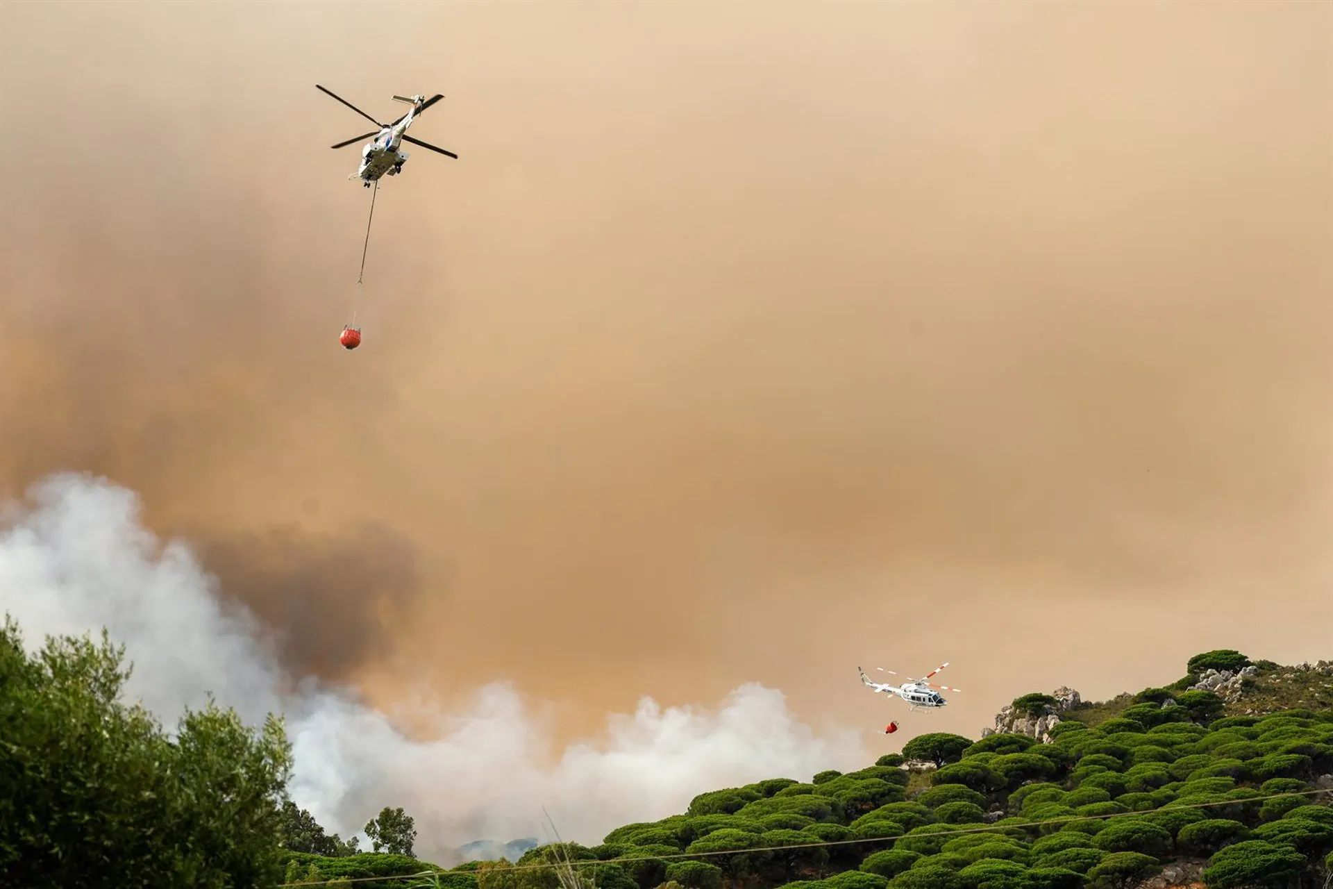 Aeronaves en el incendio del paraje La Peña, en Tarifa. Aeronaves en el incendio del paraje La Peña, en Tarifa.