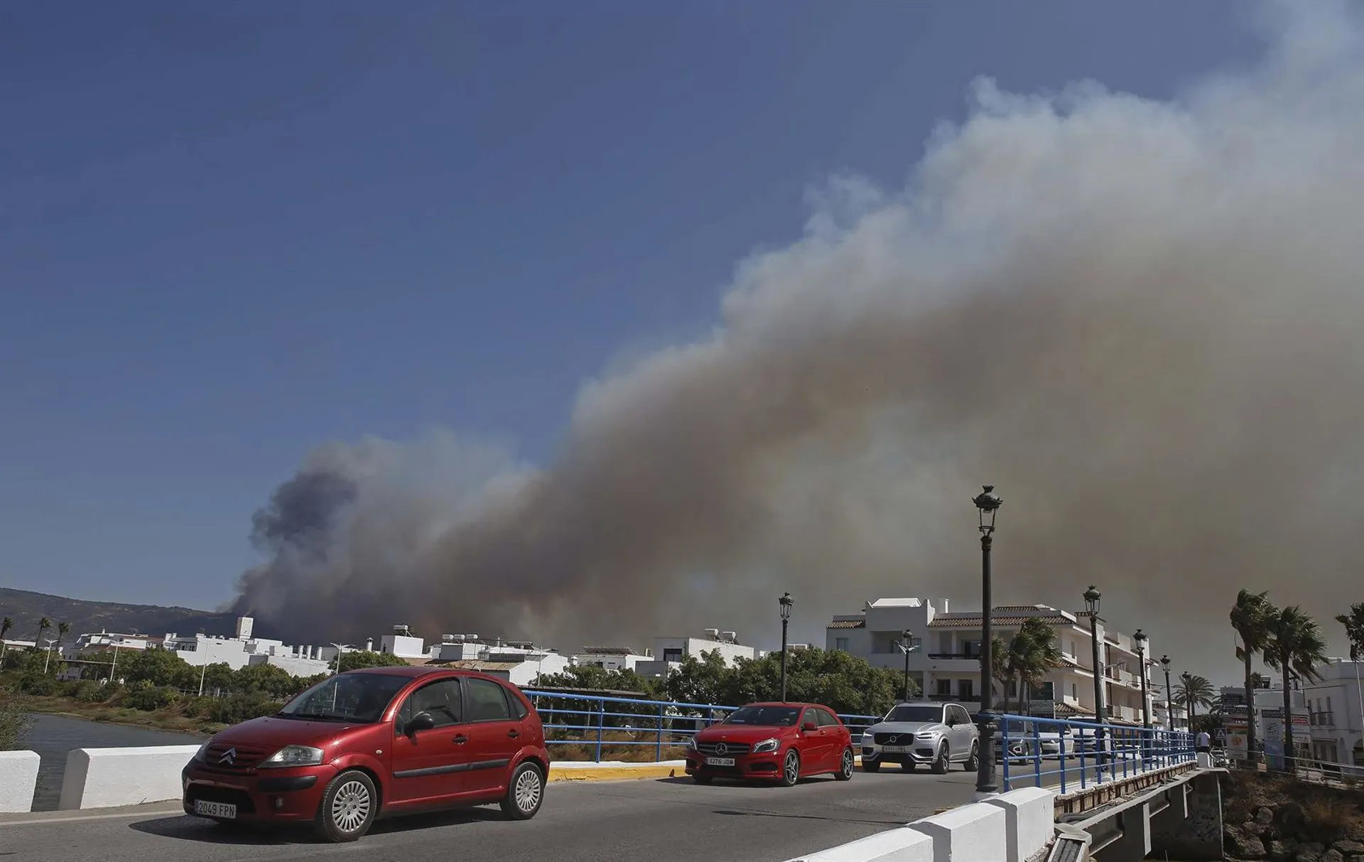 Varios vehículos salen de Atlanterra y Zahara de los Atunes bajo el humo del siniestro Varios vehículos salen de Atlanterra y Zahara de los Atunes bajo el humo del siniestro