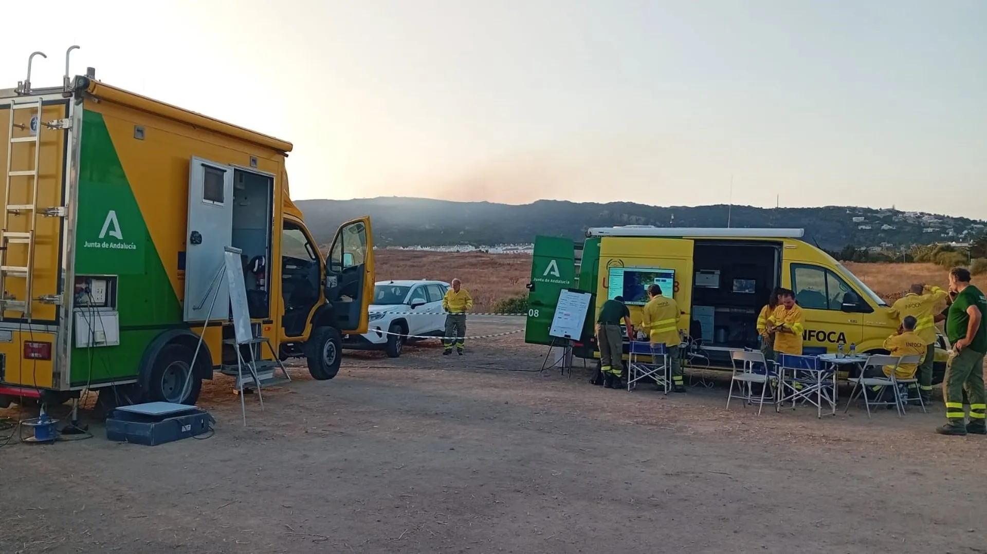 Vehículos en el Puesto de Mando Avanzado del incendio