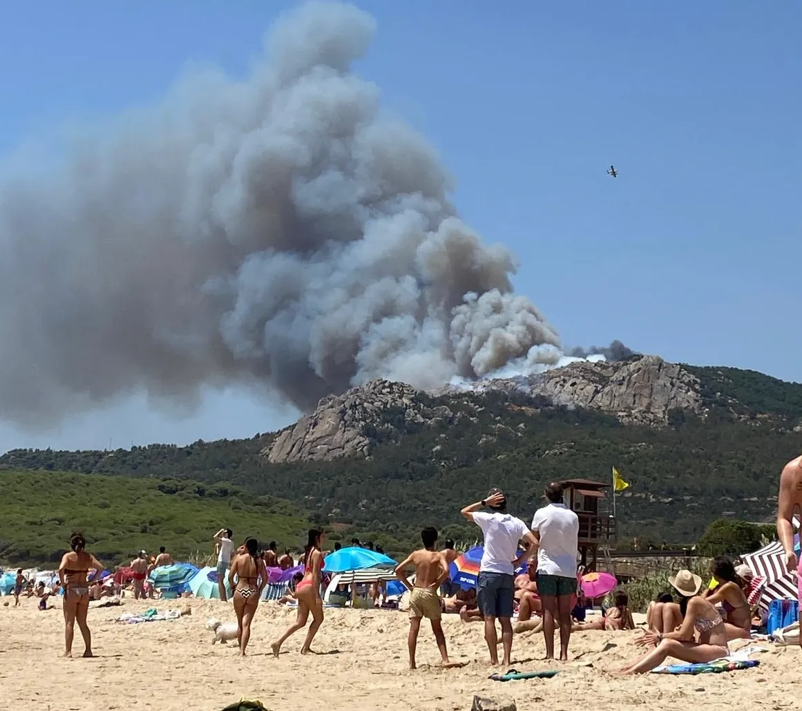 Unos bañistas observan la magnitud del siniestro en Tarifa el pasado lunes Unos bañistas observan la magnitud del siniestro en Tarifa el pasado lunes