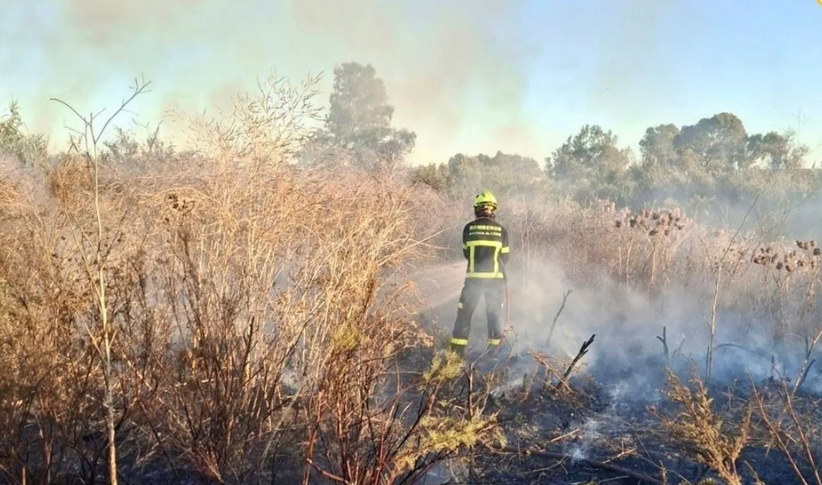 Un bombero del Consorcio de la Provincia de Cádiz en el lugar del siniestro Un bombero del Consorcio de la Provincia de Cádiz en el lugar del siniestro