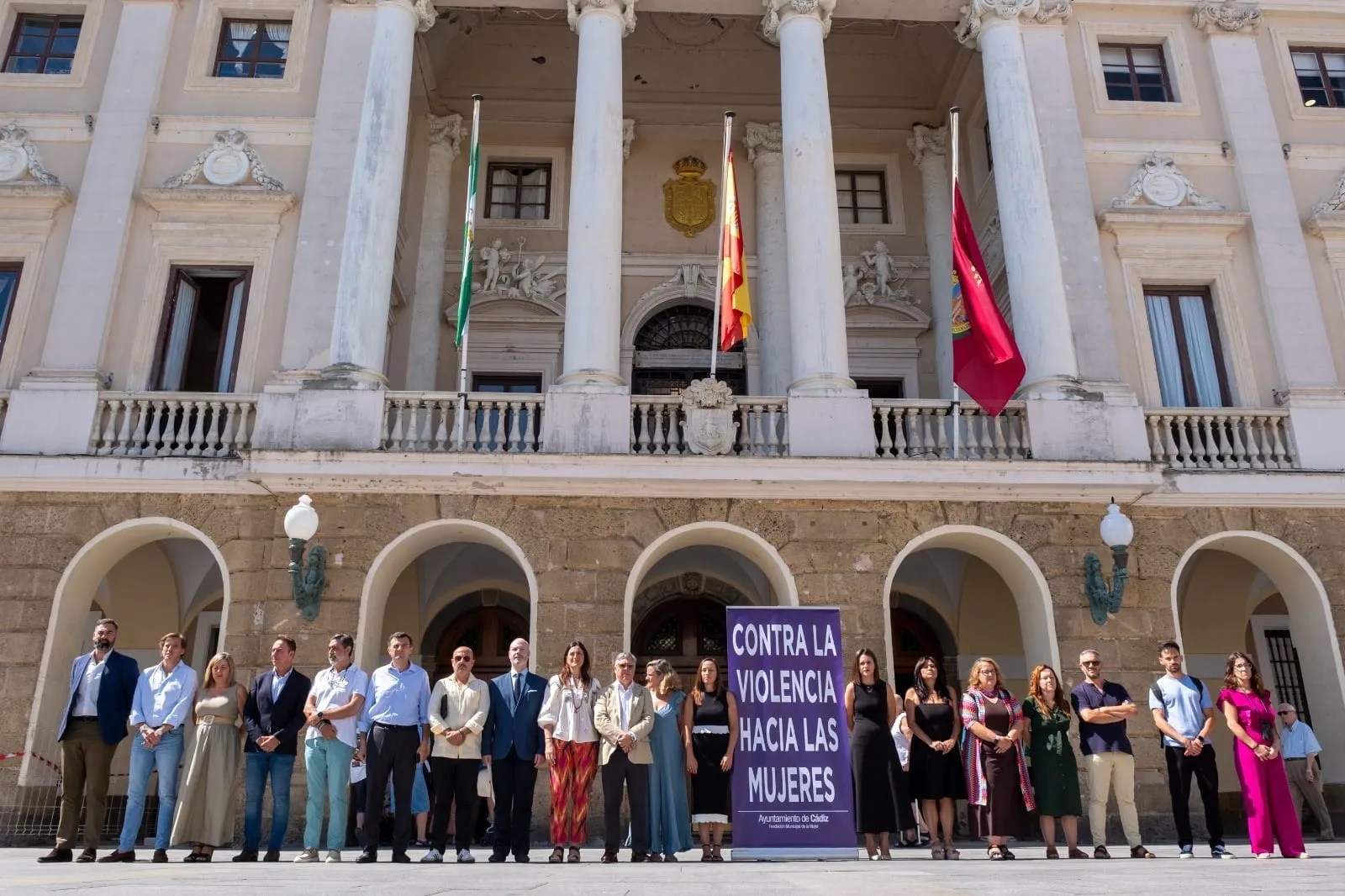 Un momento del respetuso acto este viernes en la capital gaditana
