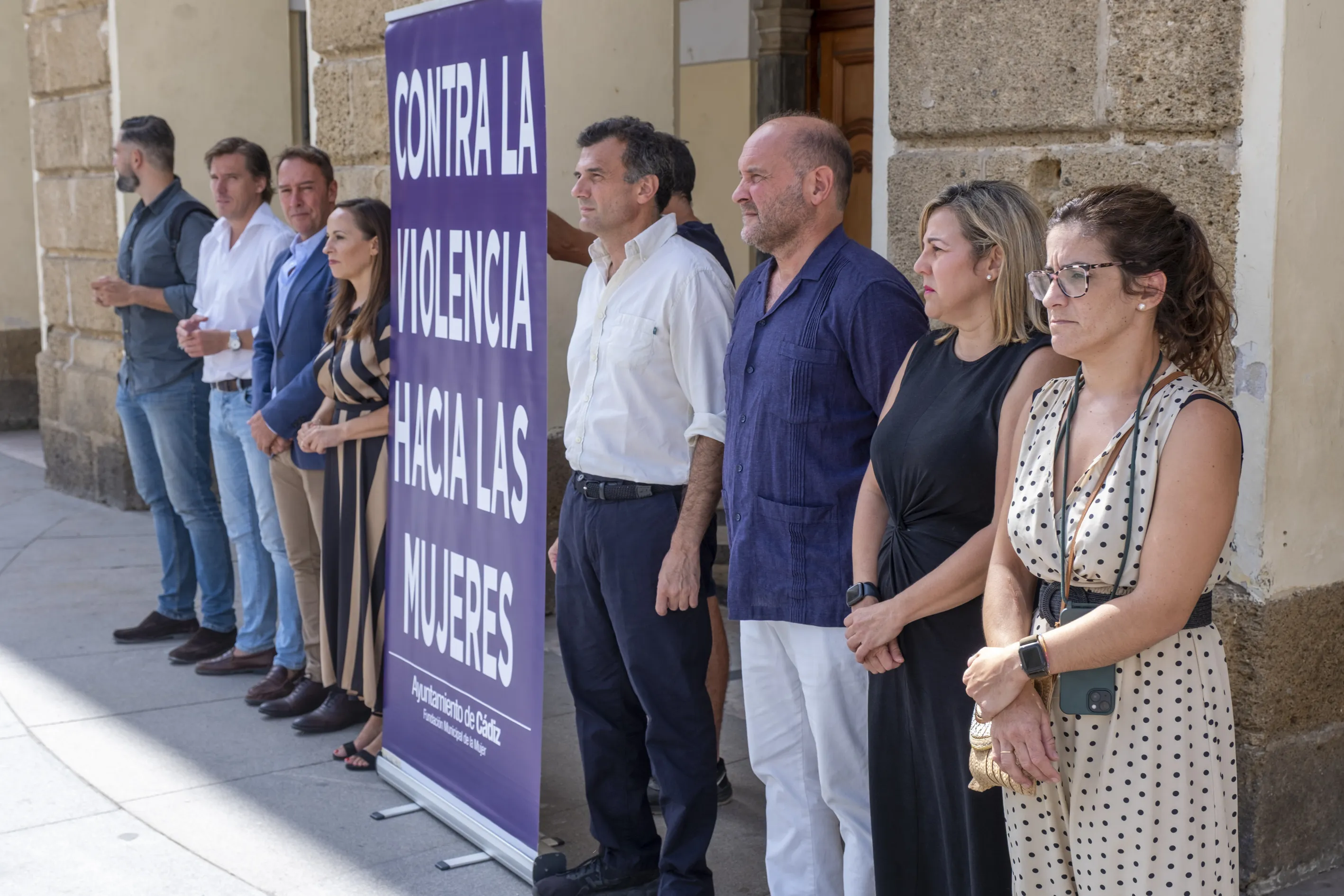 Autoridades encabezadas por el alcalde en el respetuoso acto ante la puerta del Ayuntamiento