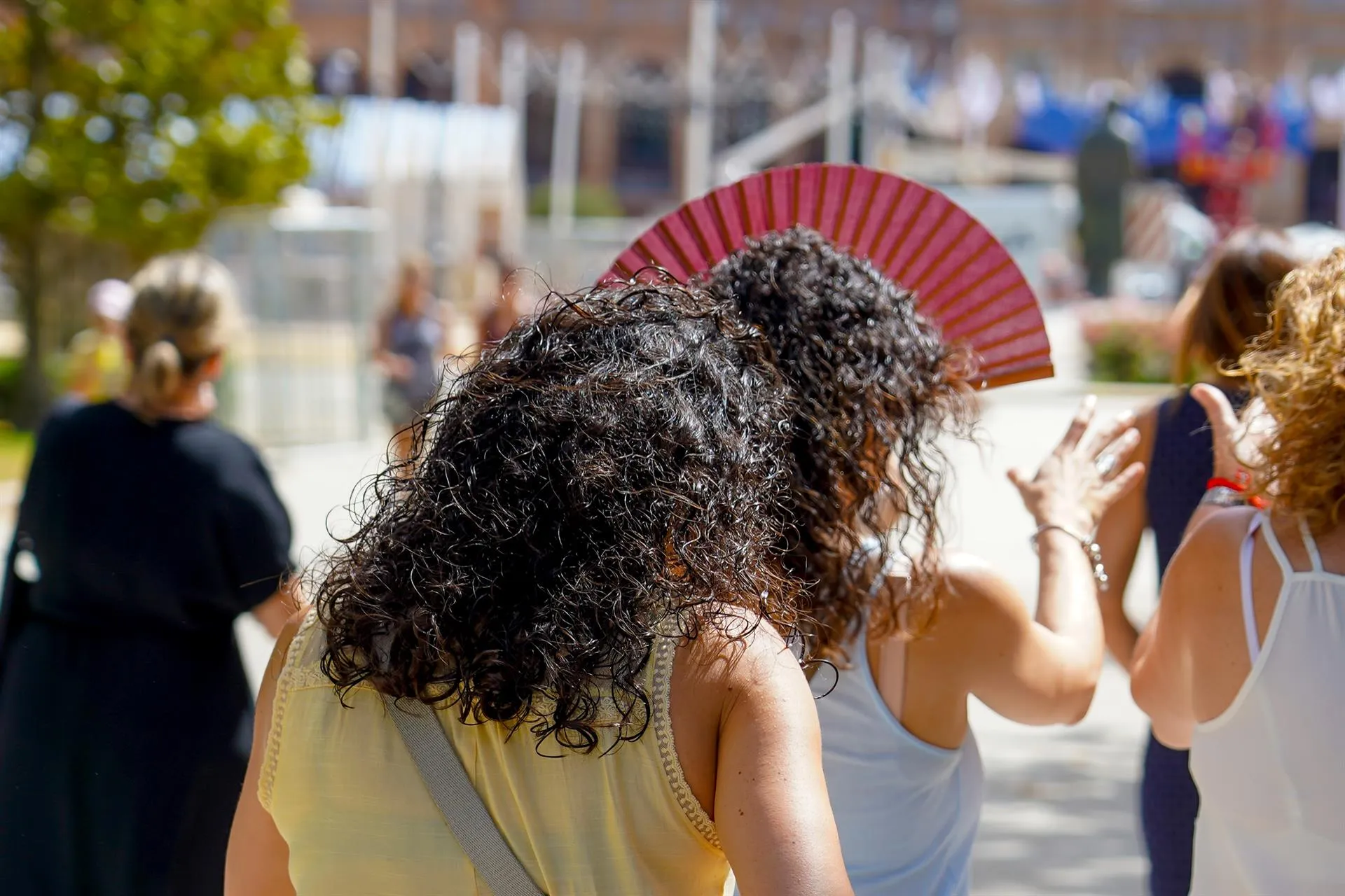 Mujeres se protegen del calor en una imagen de archivo