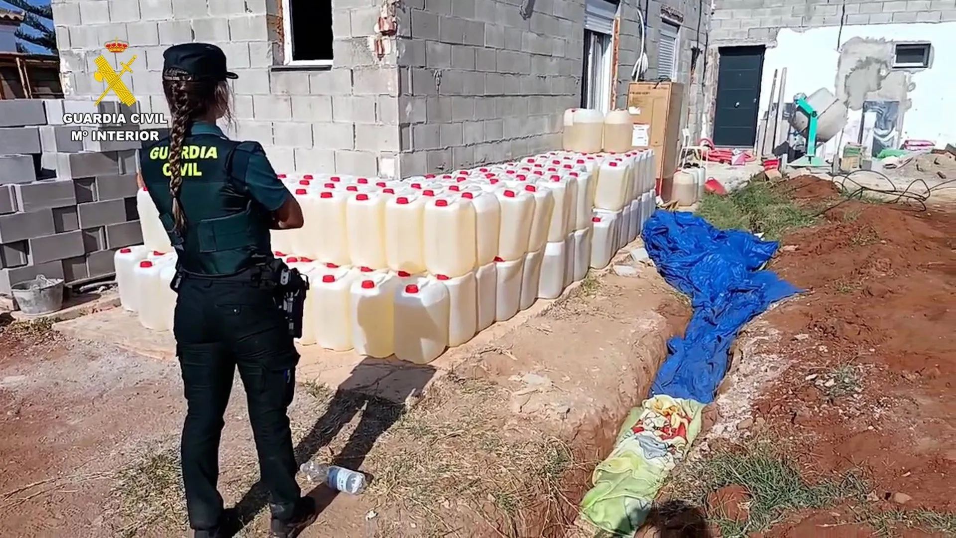 Garrafas de gasolina para narcolanchas halladas en una finca en Chiclana de la Frontera. Garrafas de gasolina para narcolanchas halladas en una finca en Chiclana de la Frontera.