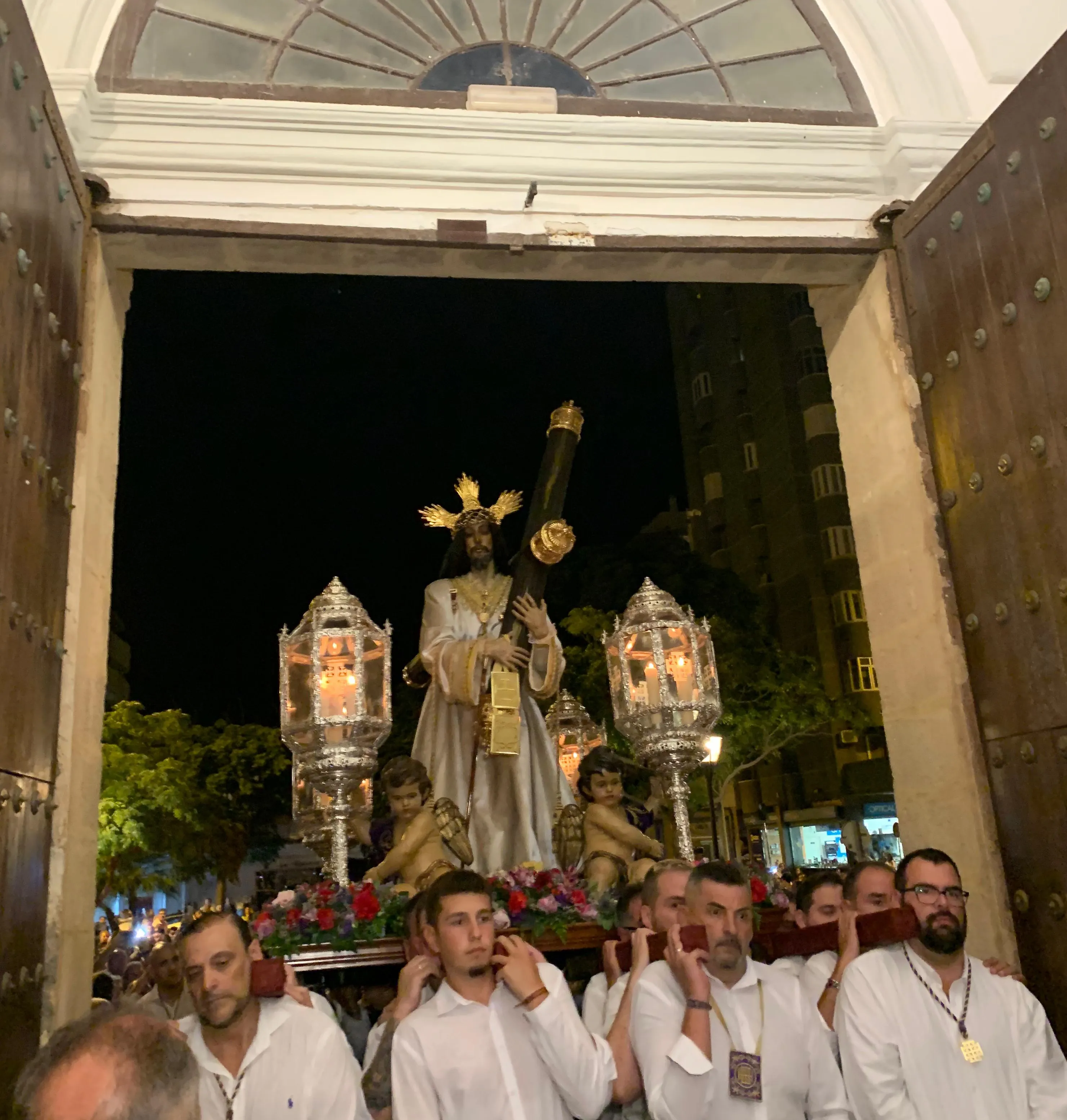 Momento de la entrada del Regidor Perpetuo a la iglesia Momento de la entrada del Regidor Perpetuo a la iglesia