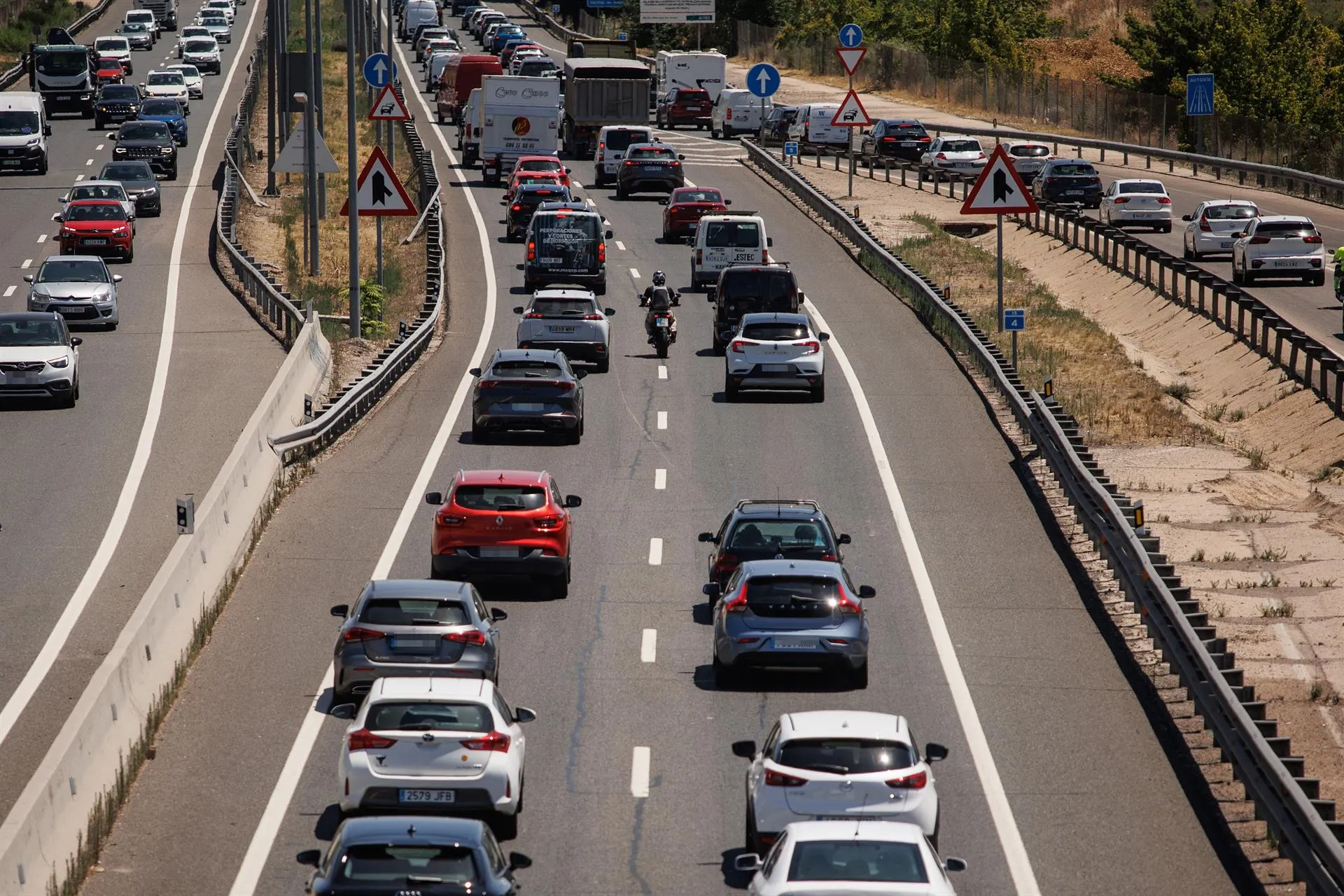 Colas de vehículos en una autovía Colas de vehículos en una autovía