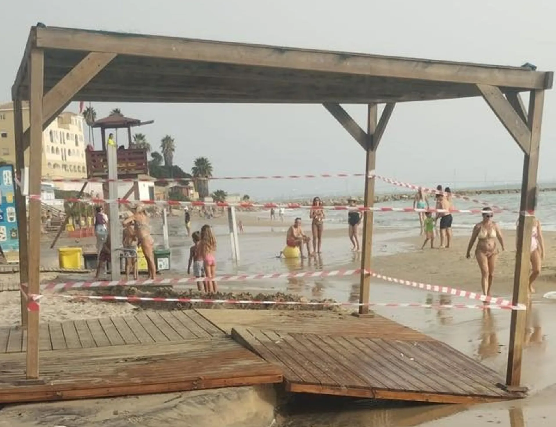 Daños en una pasarela de una playa de El Puerto de Santa María debido al fuerte oleaje Daños en una pasarela de una playa de El Puerto de Santa María debido al fuerte oleaje