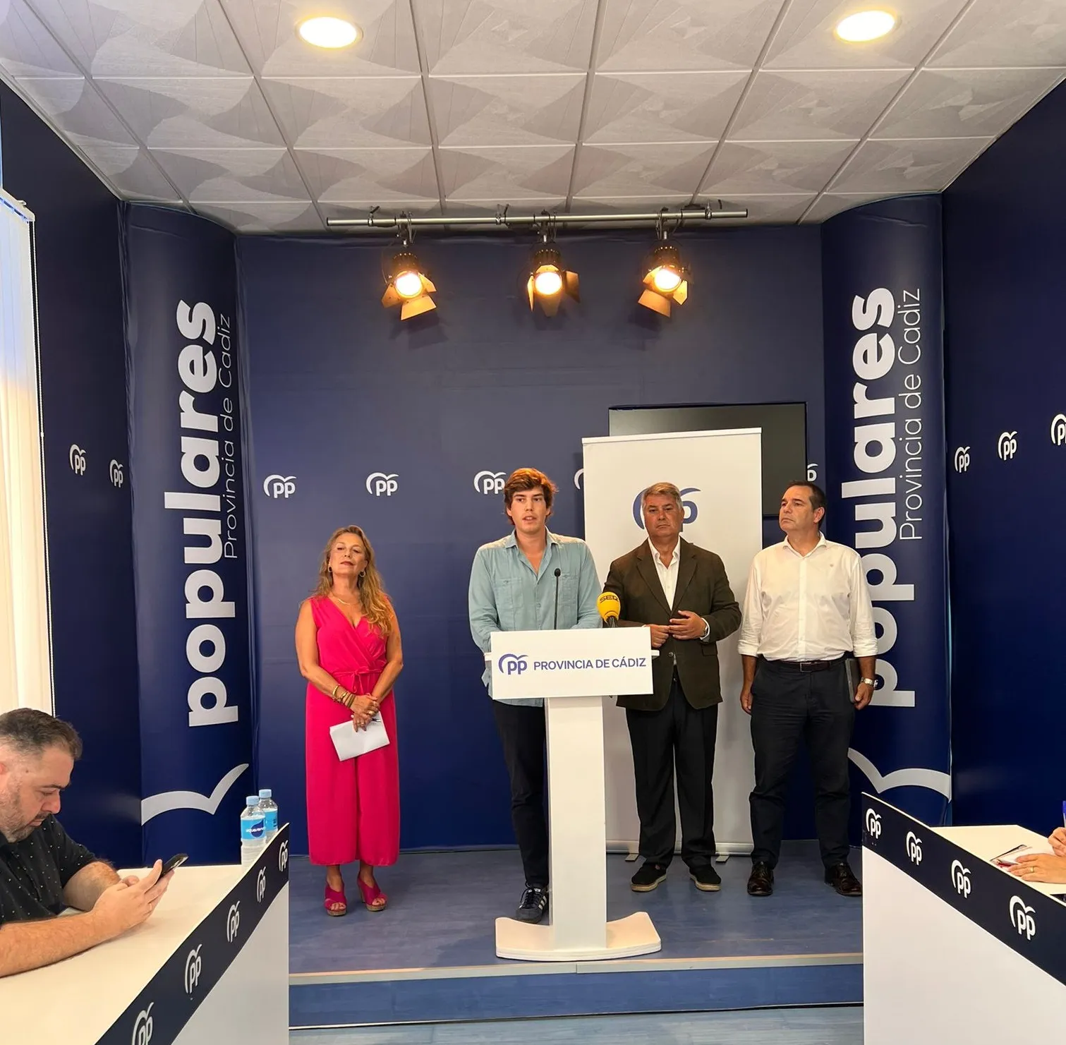 Momento de la rueda de prensa del coordinador del PP y diputado, Ignacio Romaní, junto al resto del grupo de diputados nacionales en la provincia.