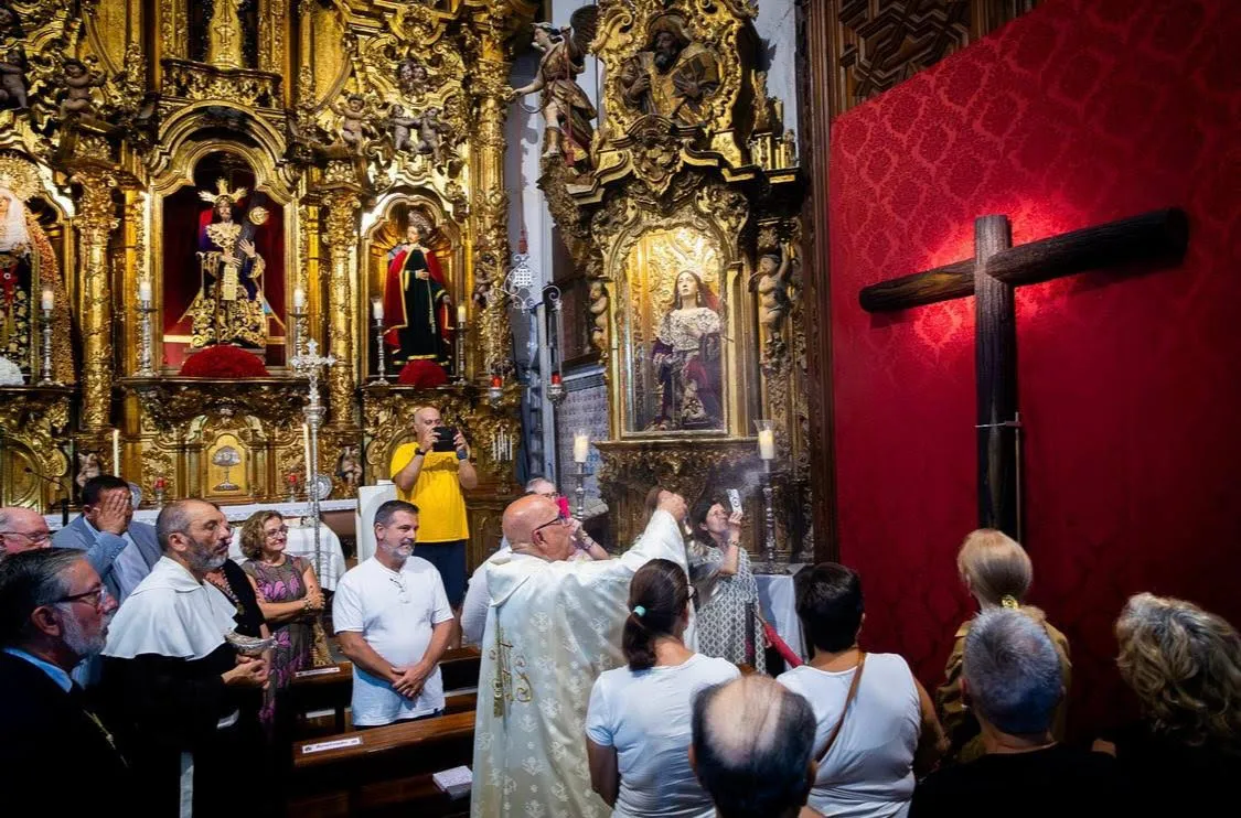 Bendición de la nueva cruz arbórea del Nazareno de Santa María. ...