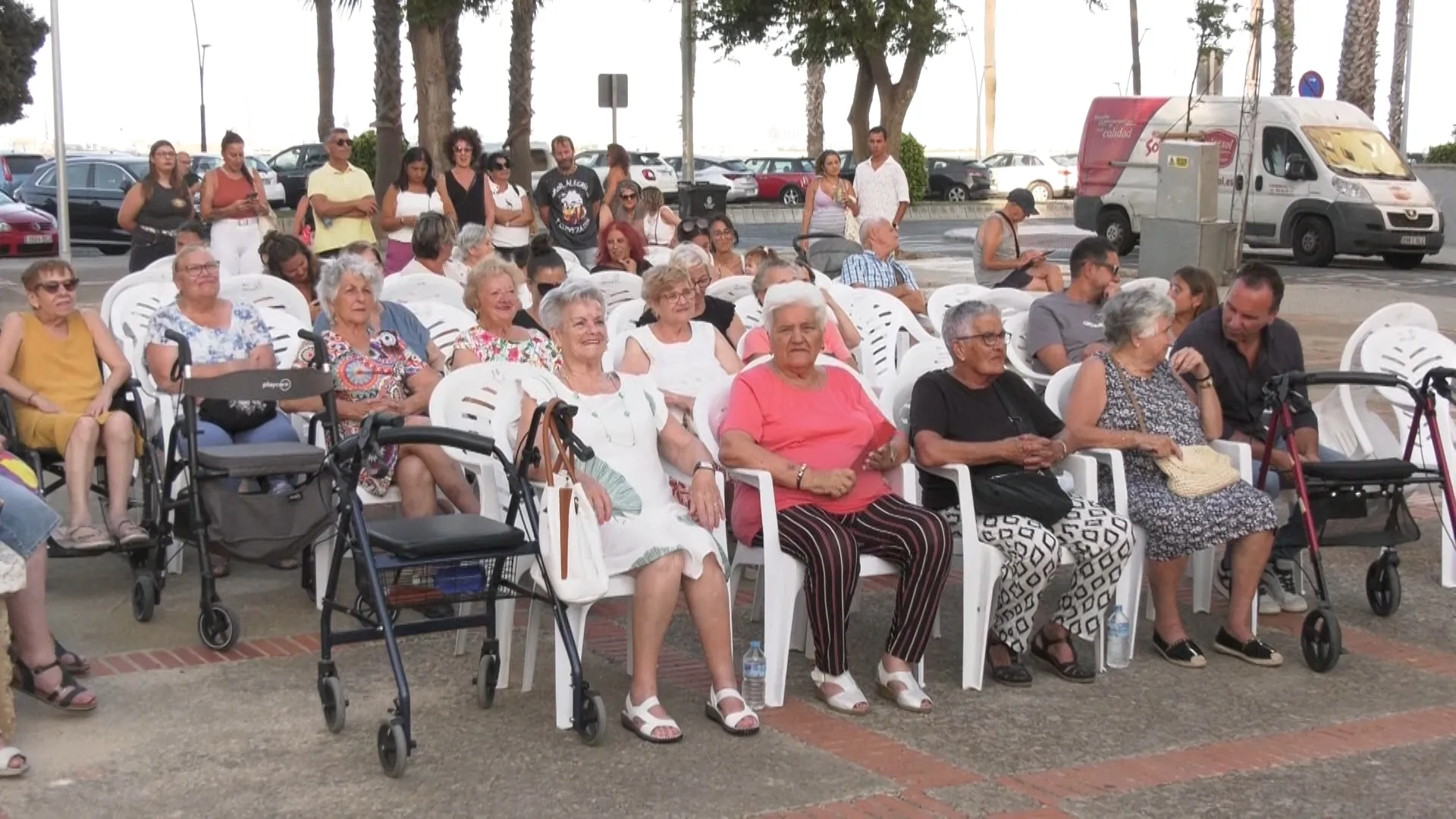 Vecinos y vecinas disfrutan de la fiesta en su barrio --