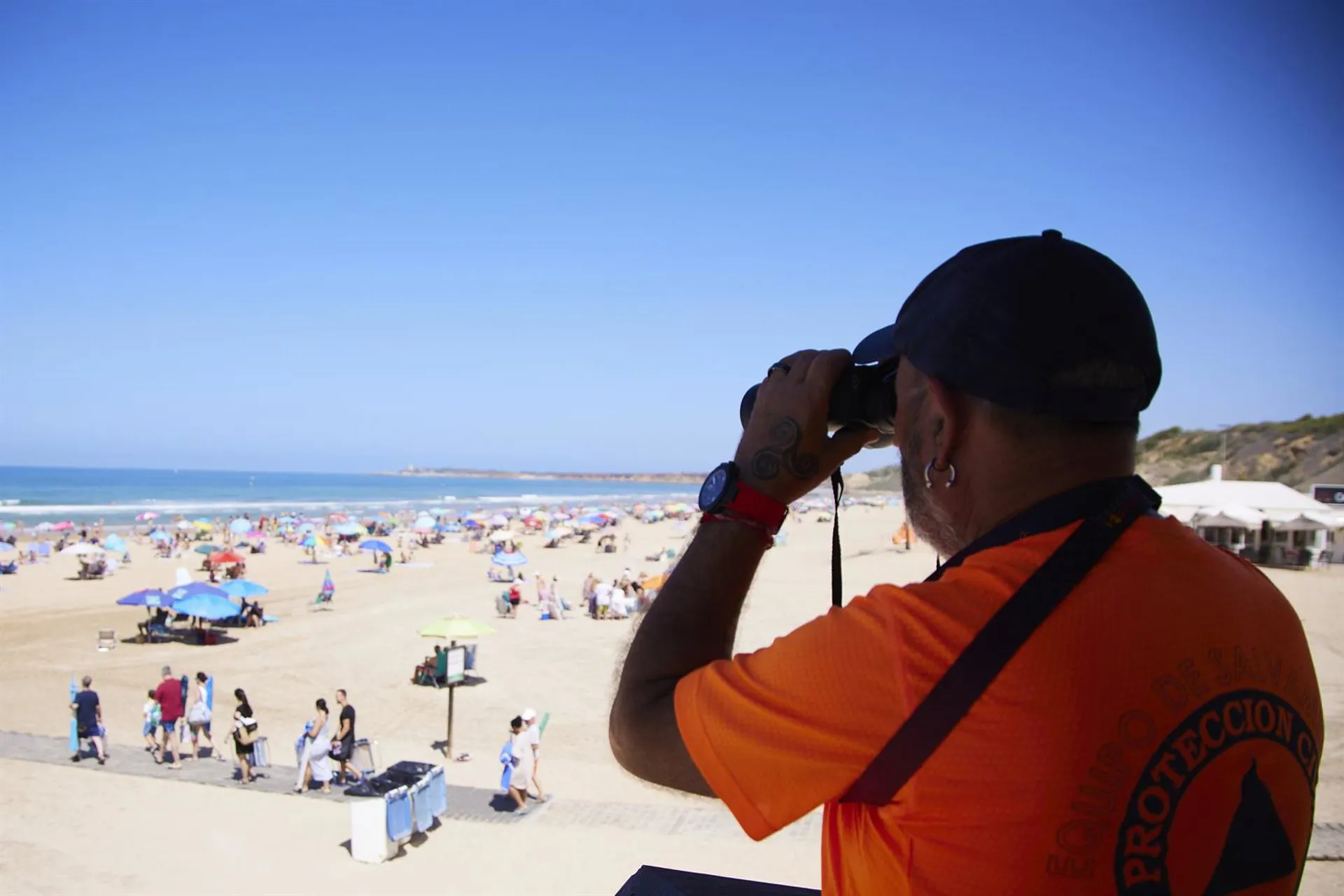 Un vigilante observa en la zona del litoral conileño en una imagen de archivo Un vigilante observa en la zona del litoral conileño en una imagen de archivo