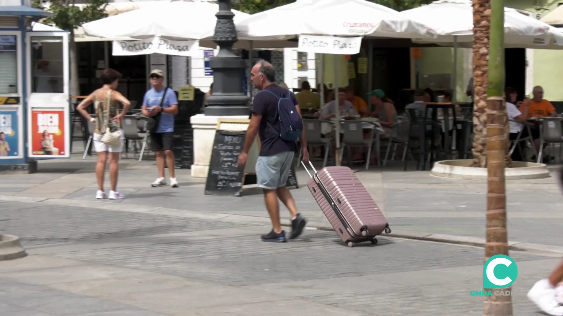 Turista con su equipaje por el centro de la ciudad Turista con su equipaje por el centro de la ciudad