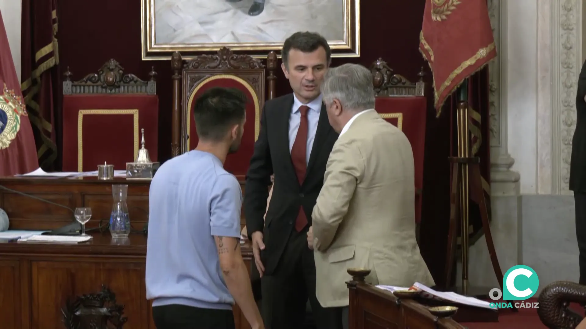 El alcalde dialoga con los portavoces de la oposición antes de la sesión plenaria de este viernes El alcalde dialoga con los portavoces de la oposición antes de la sesión plenaria de este viernes
