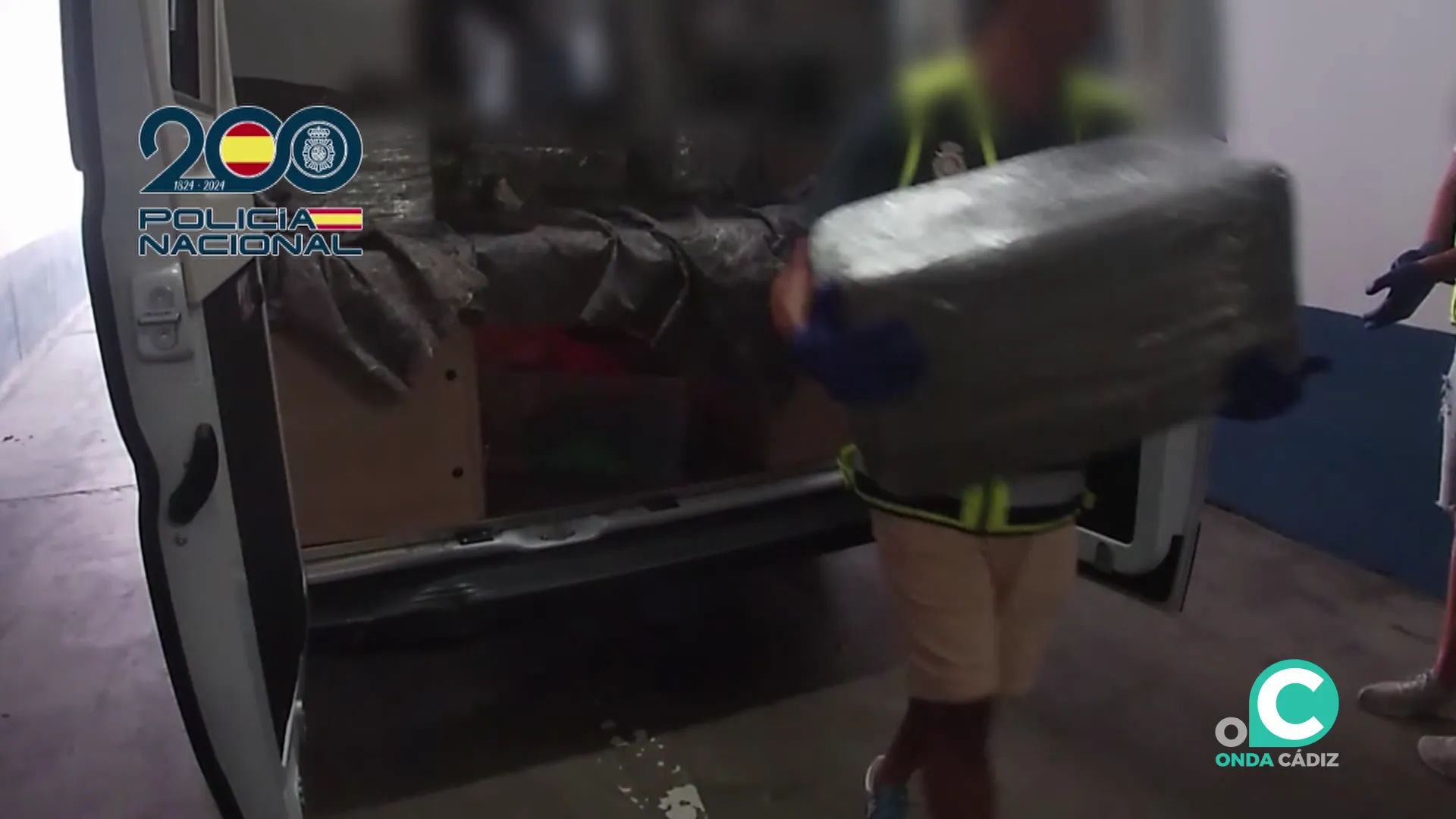 Agentes descargando la droga que portaba el vehículo Agentes descargando la droga que portaba el vehículo