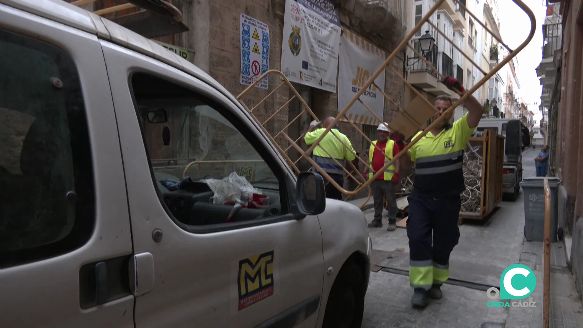 Operarios durante los trabajos este viernes Operarios durante los trabajos este viernes