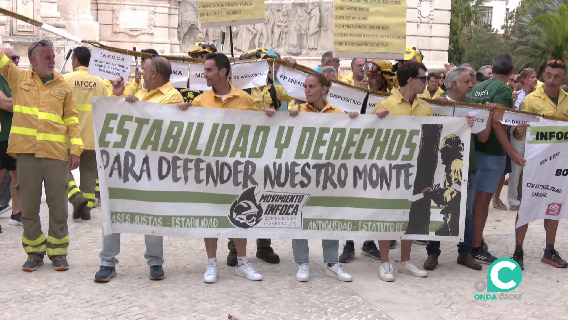 Pancarta durante la concentración de este miércoles en la capital gaditana