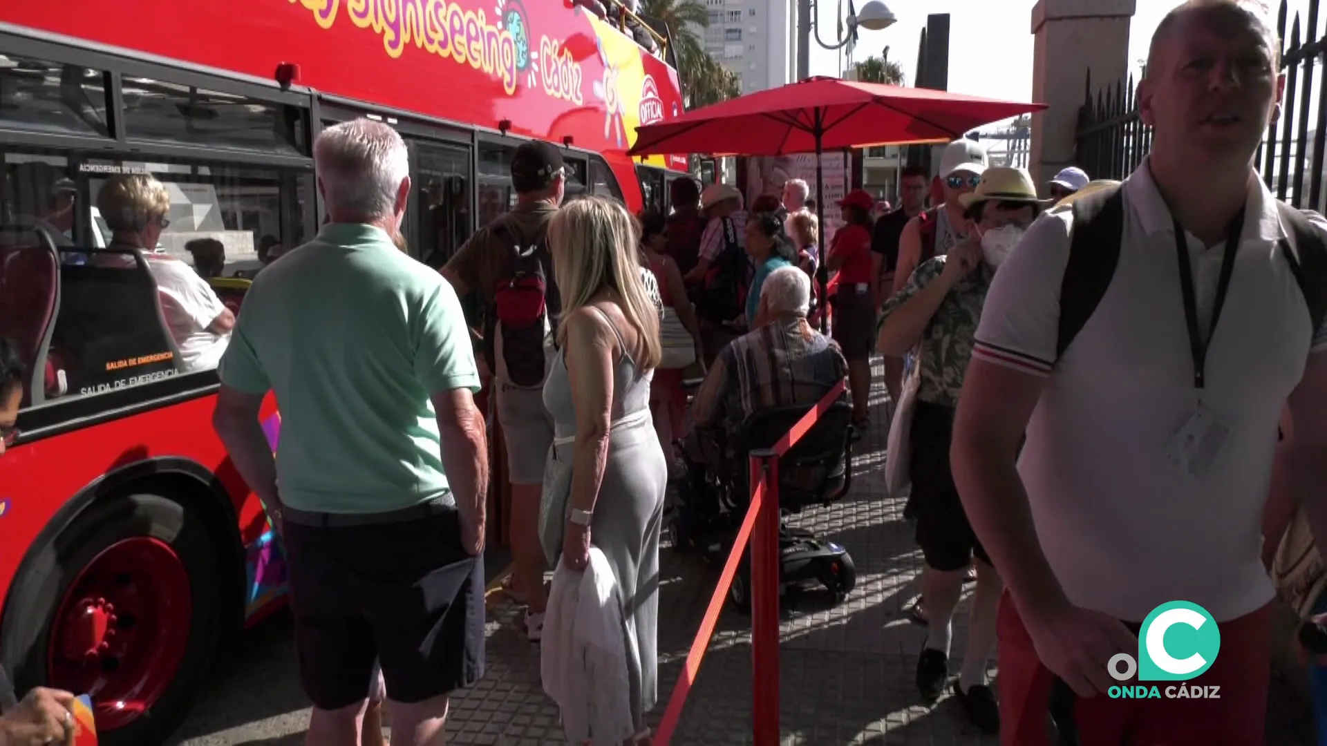 Acceso de pasajeros a un autobús turístico en la capital gaditana este verano