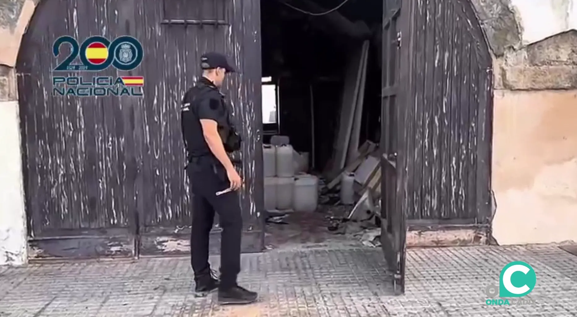 Un agente observa las garrafas destinados al narcotráfico en la Punta de San Felipe halladas días atrás Un agente observa las garrafas destinados al narcotráfico en la Punta de San Felipe halladas días atrás