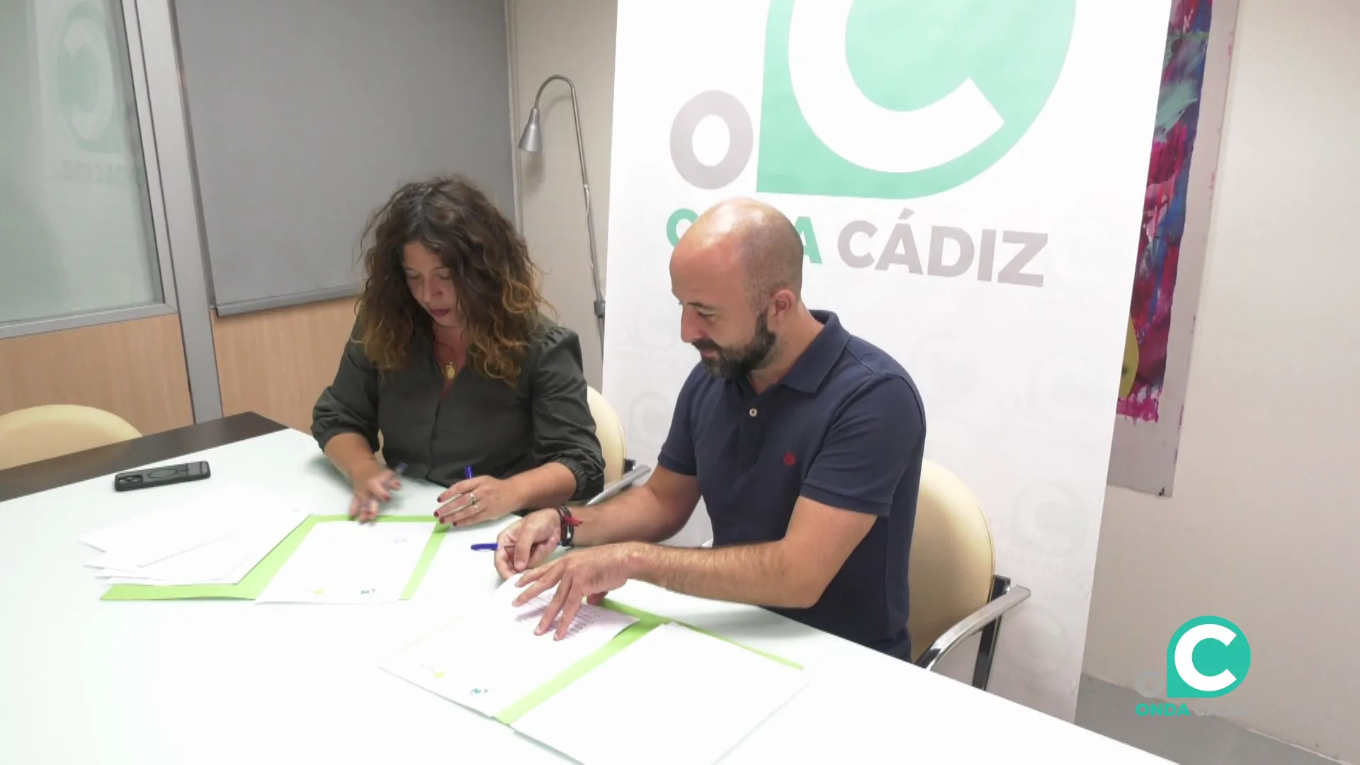 Momento de la firma entre ambas partes que rubrica el acuerdo Momento de la firma entre ambas partes que rubrica el acuerdo