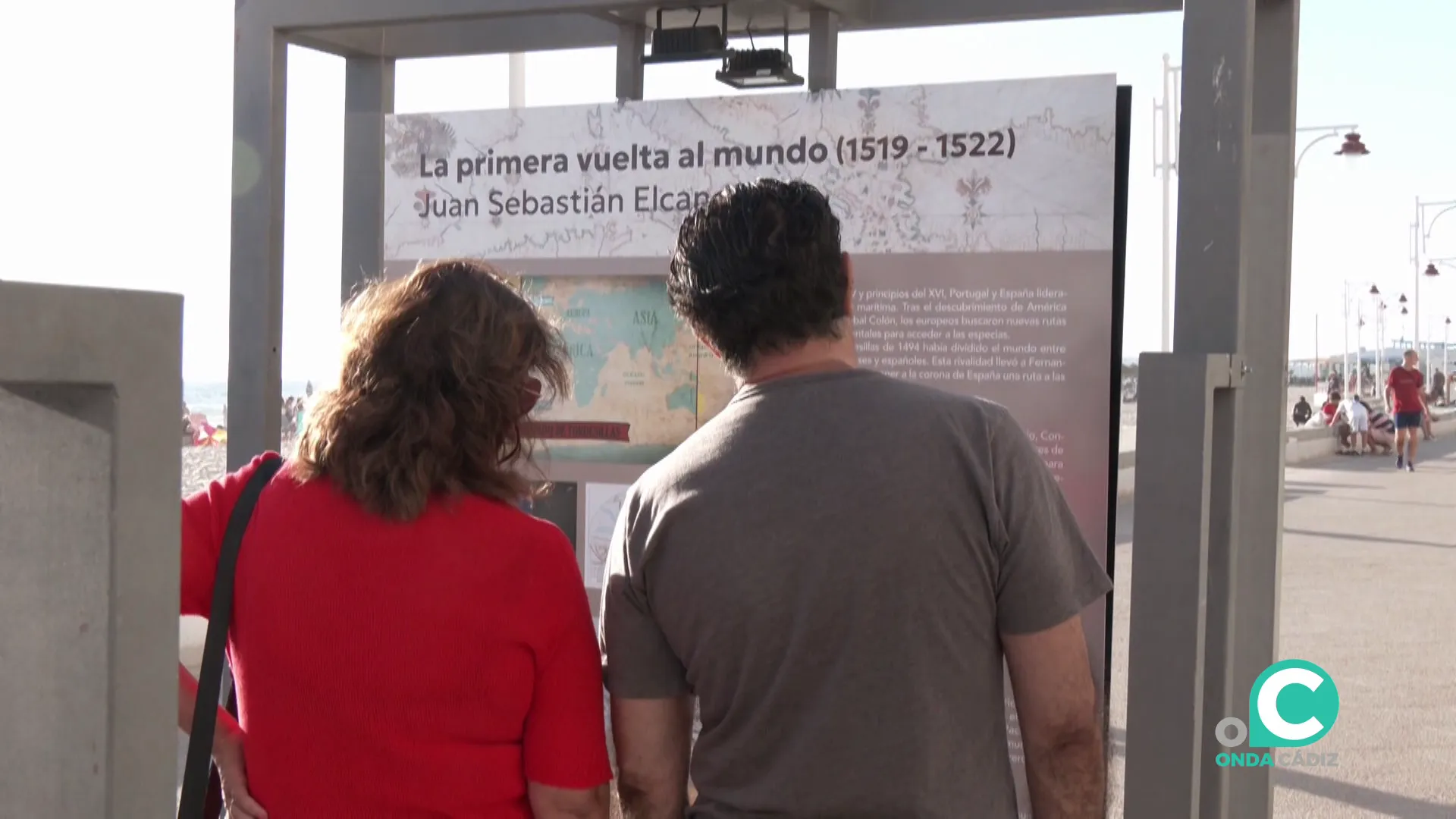 Dos personas ante uno de los paneles el pasado jueves Dos personas ante uno de los paneles el pasado jueves
