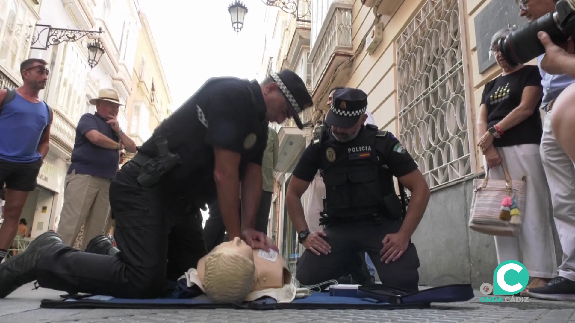 Dos policías locales en un ejercicio de reanimación cardiaca en la capital gaditana Dos policías locales en un ejercicio de reanimación cardiaca en la capital gaditana