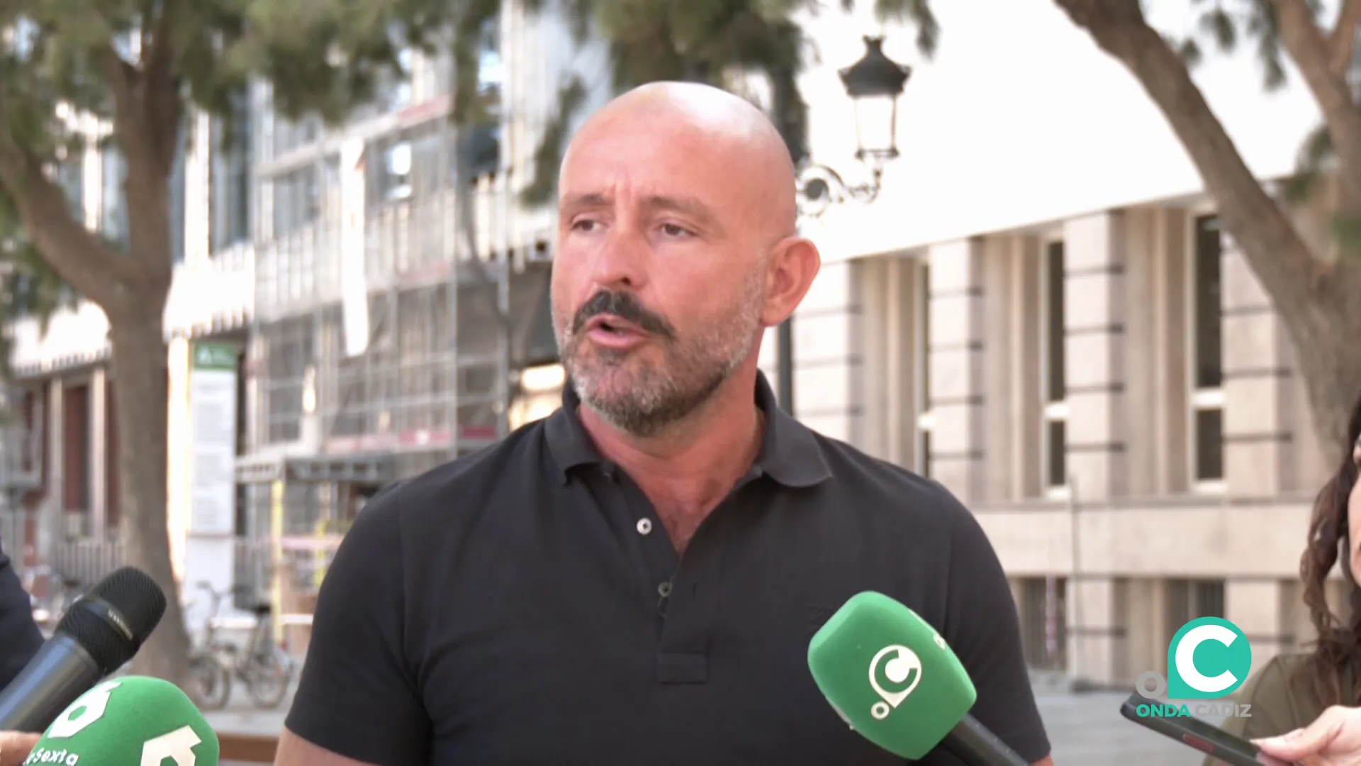 Jaime de los Santos atiende a los medios en la capital gaditana