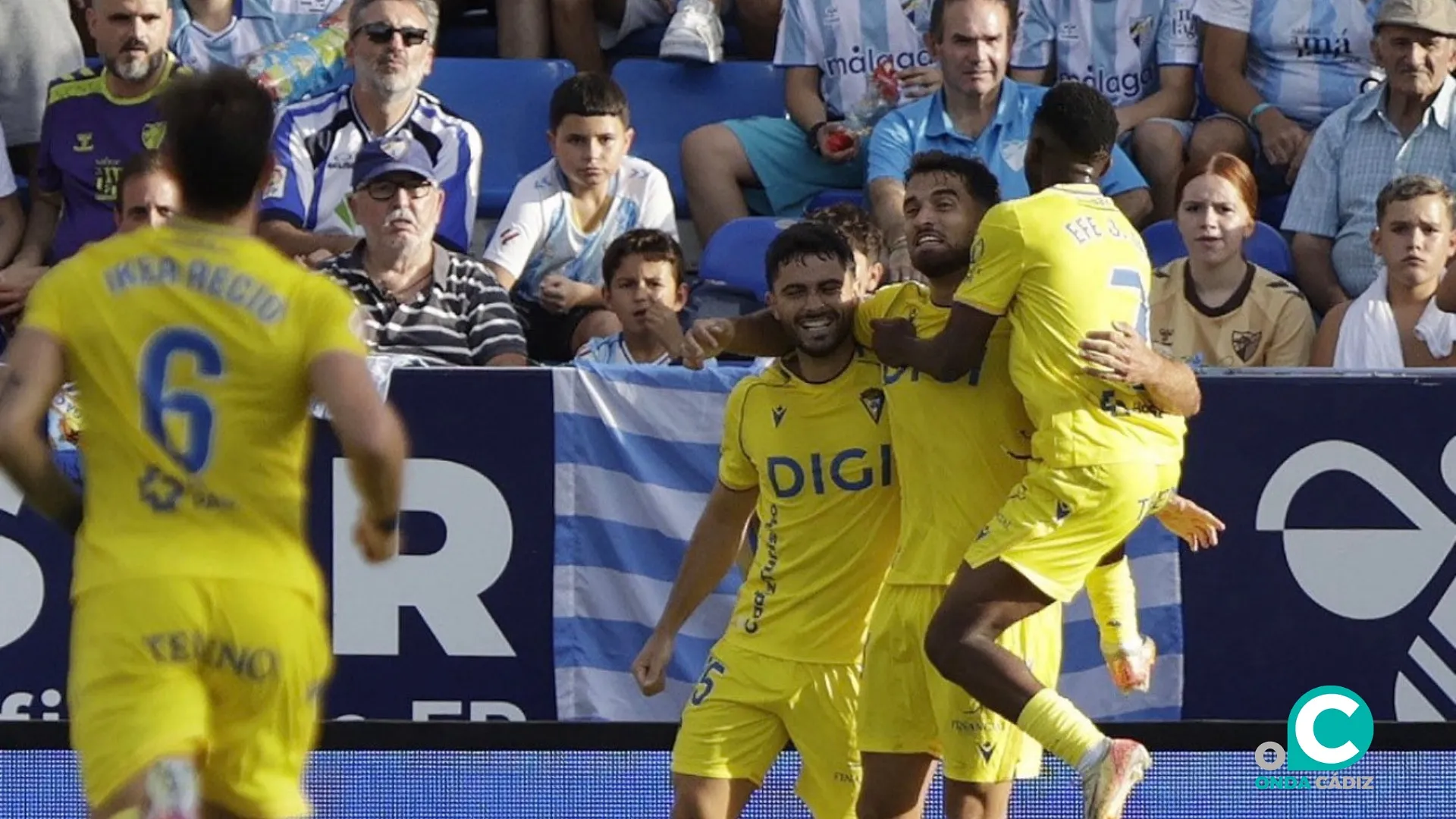 Los jugadores cadistas celebran el tanto en La Rosaleda (Foto: La Liga) Los jugadores cadistas celebran el tanto en La Rosaleda (Foto: La Liga)