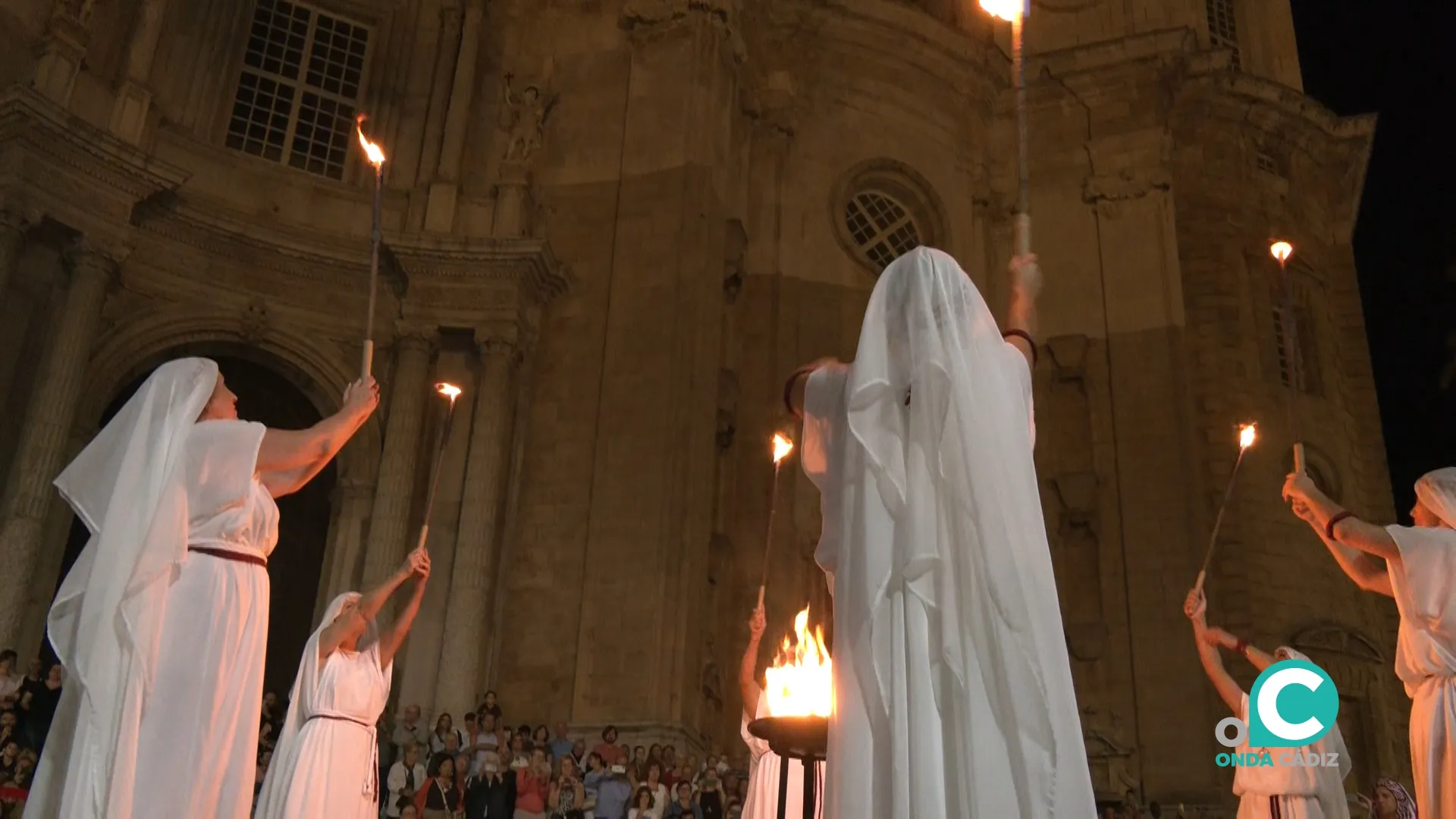 Un colegio de seis sacerdotisas (las vestales) era responsable de cuidar el fuego sagrado que ardía en el Templo de Vesta, ubicado en el Foro Romano. Un colegio de seis sacerdotisas (las vestales) era responsable de cuidar el fuego sagrado que ardía en el Templo de Vesta, ubicado en el Foro Romano.