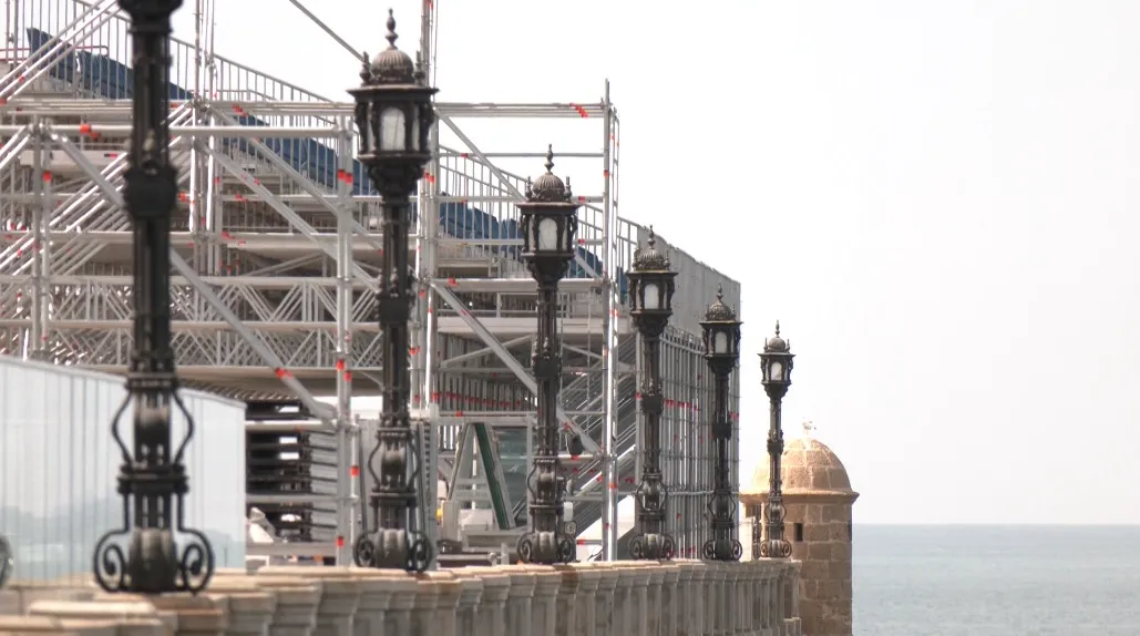 La nueva grada se encuentra en una fase de construcción avanzada. El paseo de Santa Bárbara se encuentra inmerso en los preparativos de la Sail GP.