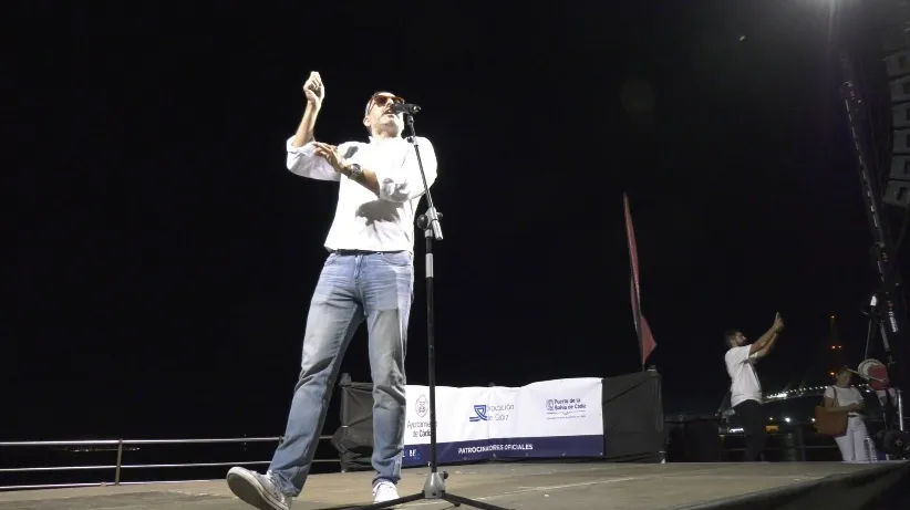 La noche la cerró Manolo Morera con su monólogo. La race village intensifica su actividad y encara la recta final de su programación.