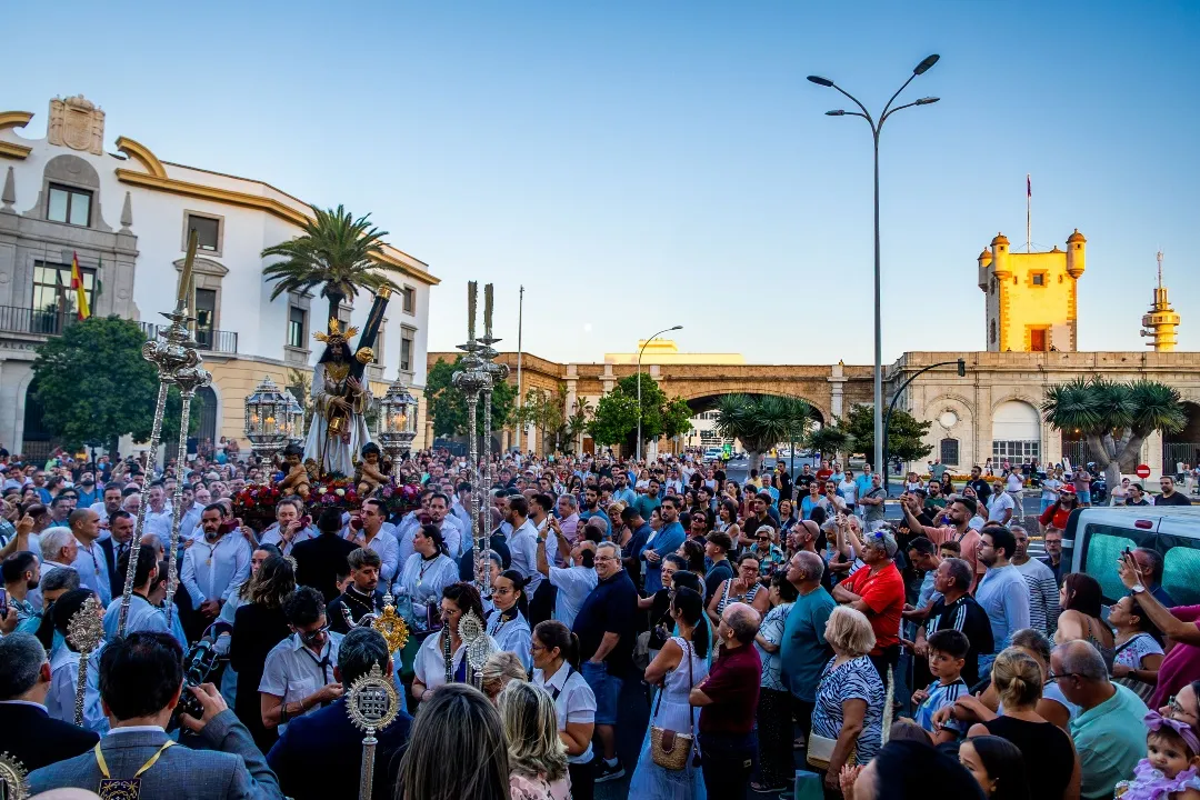 El Nazareno tras pasar las Puertas de Tierra este viernes después de permanecer 8 días en Extramuros La cofradía ha celebrado unas misiones para acercar la imagen devocional a todos los barrios de Cádiz