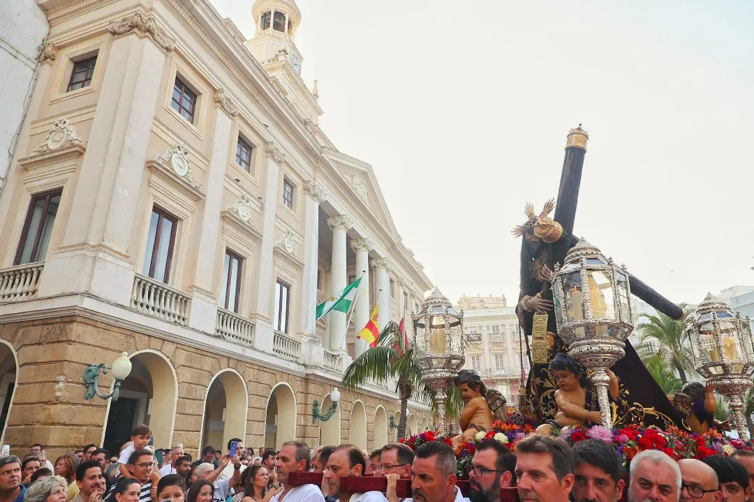 El Nazareno de Santa María pasó por la plaza de San Juan de Dios antes de adentrarse en su barrio La cofradía ha celebrado una misión con motivo del Año Jubilar de la Esperanza
