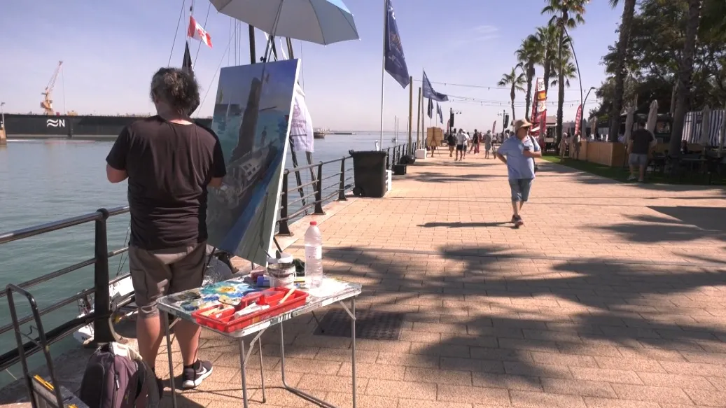 Uno de los participantes del concurso de pintura rápida en el Paseo Marítimo de Astilleros. Pintura, vela latina y un musical infantil para comenzar el día en la race village.