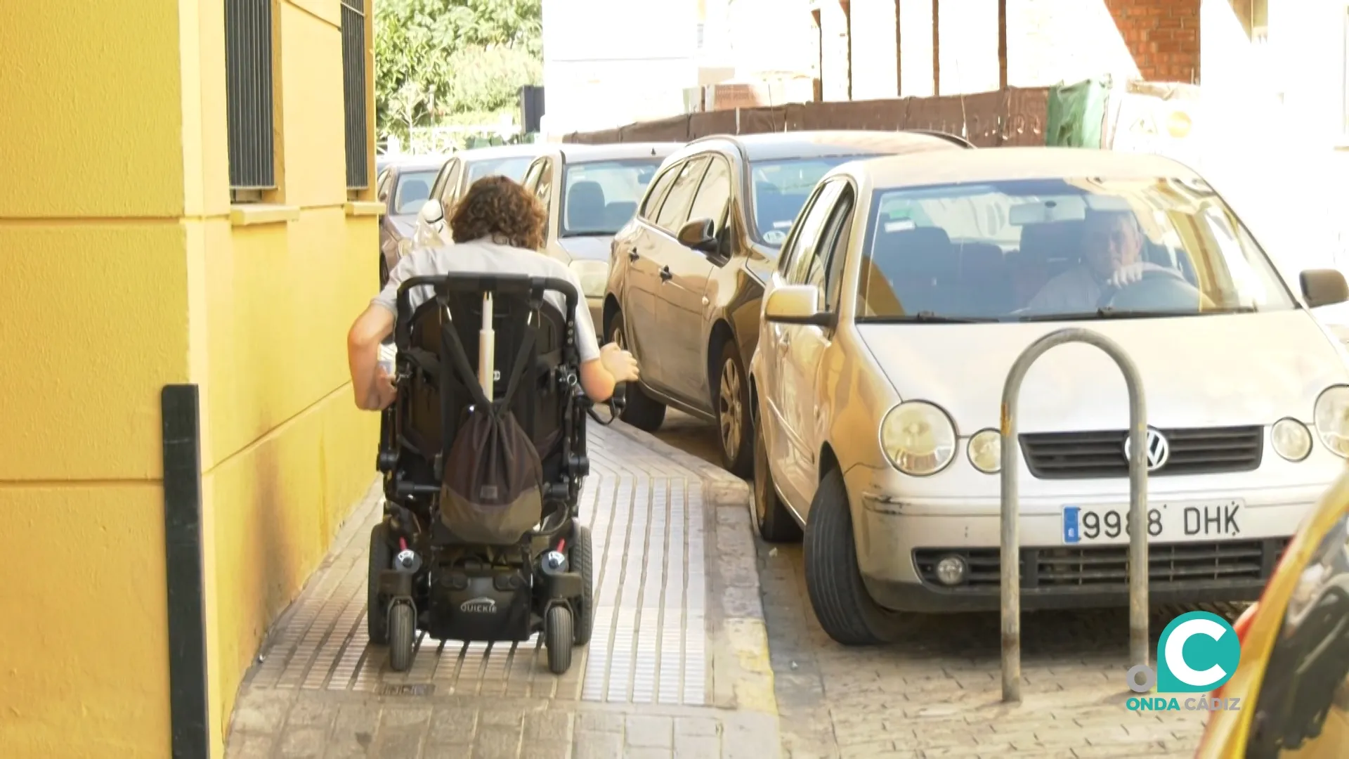 Una persona con movilidad reducida circulando por una acera.